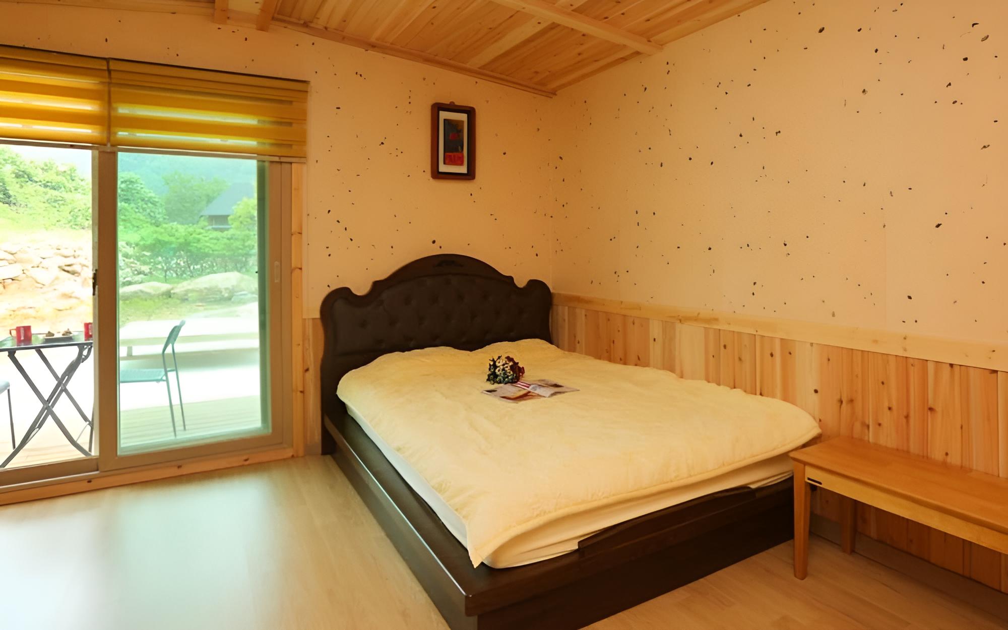 Room (Forsythia)