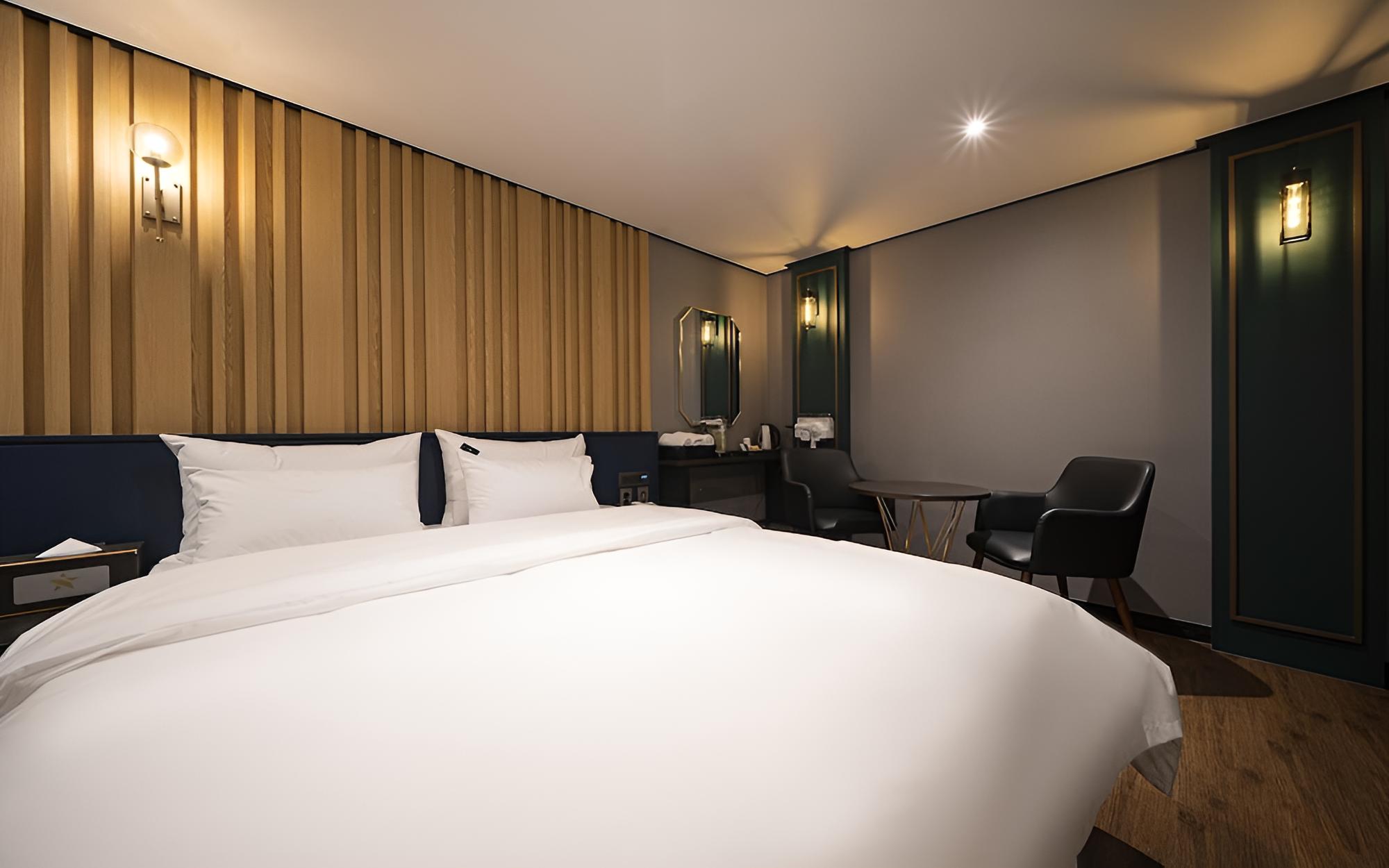 Room (Semi-private room (no-hard bag-capabl)