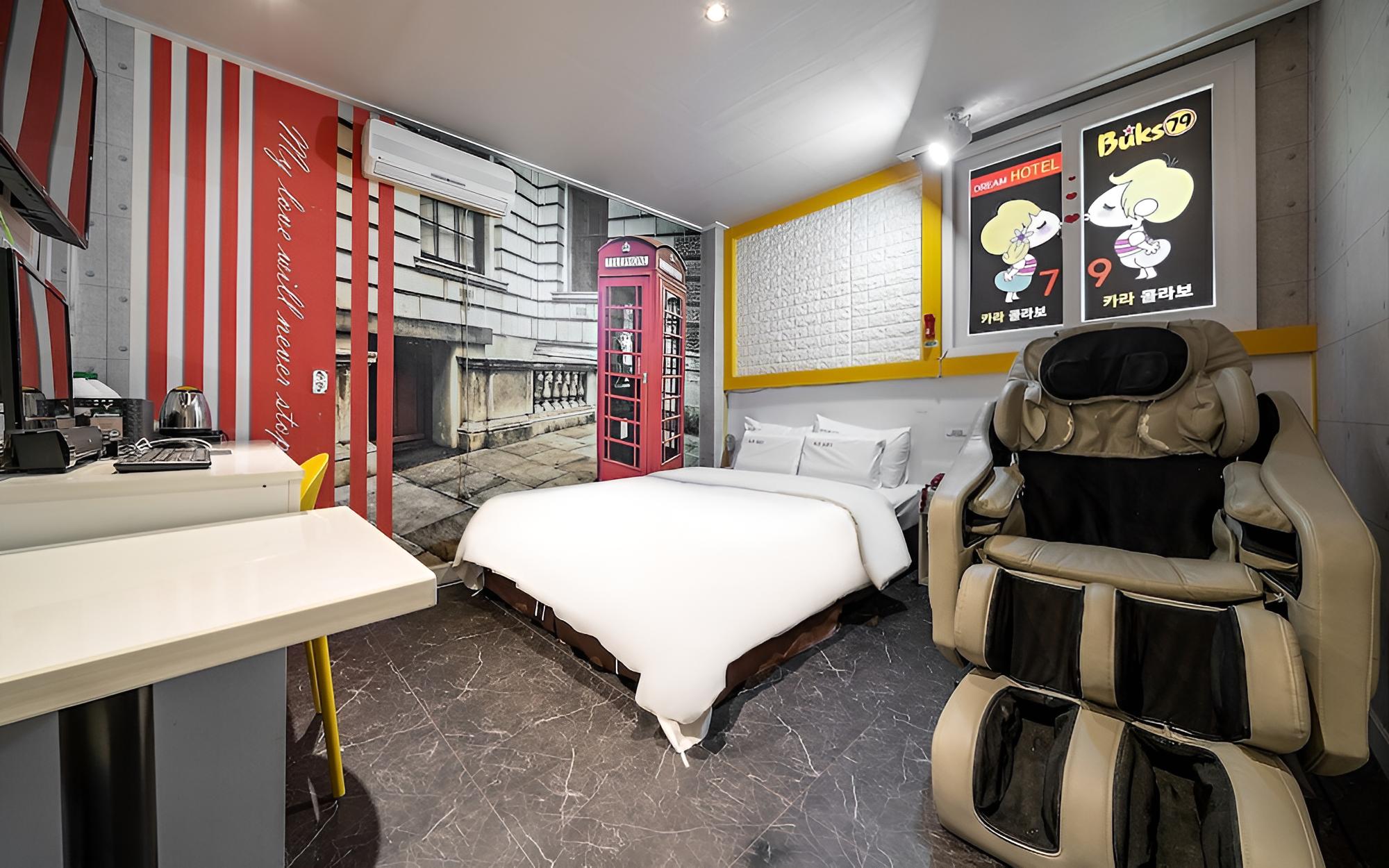 Room (Elegance (massage Netflix available))