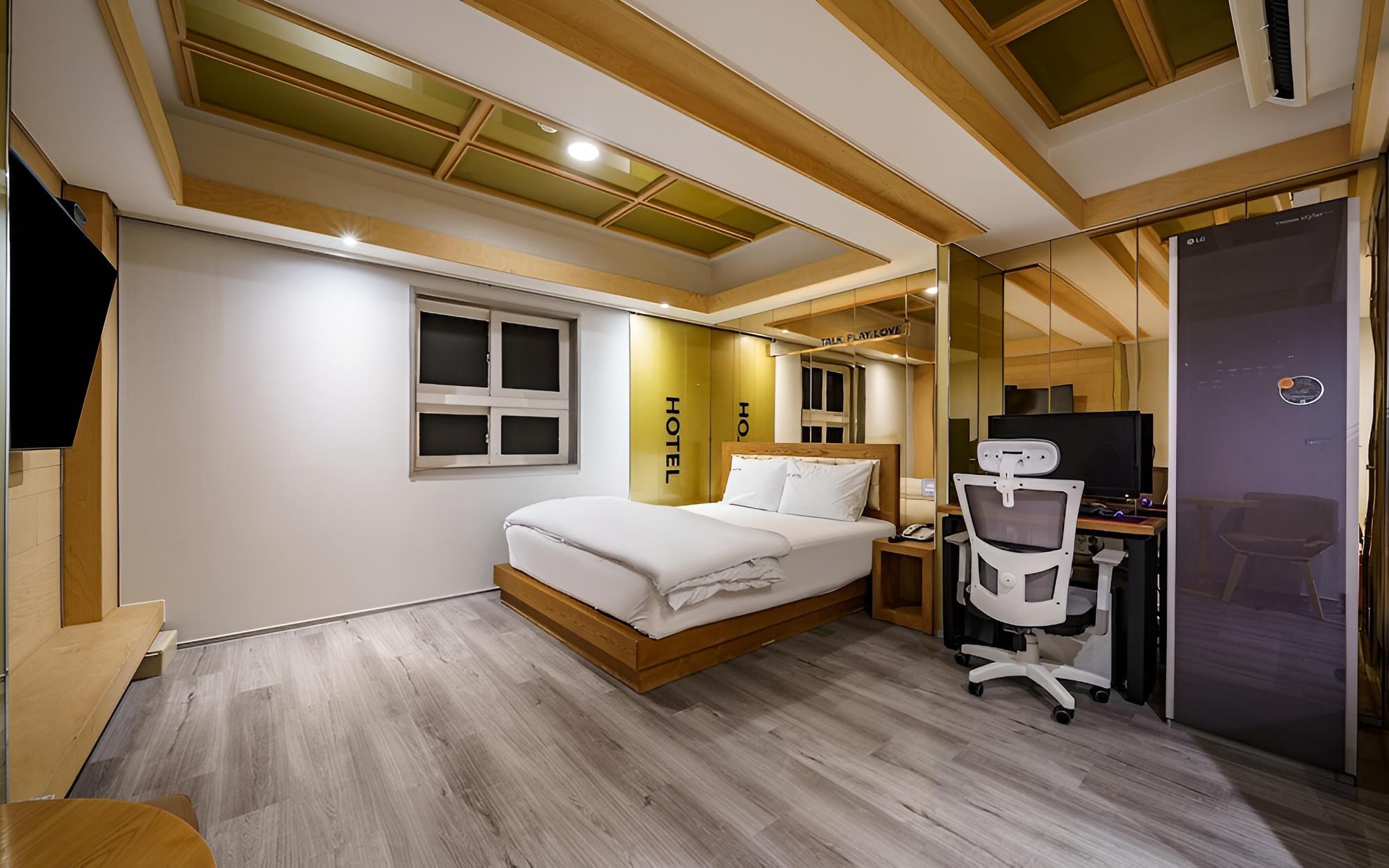 Room (Deluxe B (PC Styler) (Netflix Bathtub)