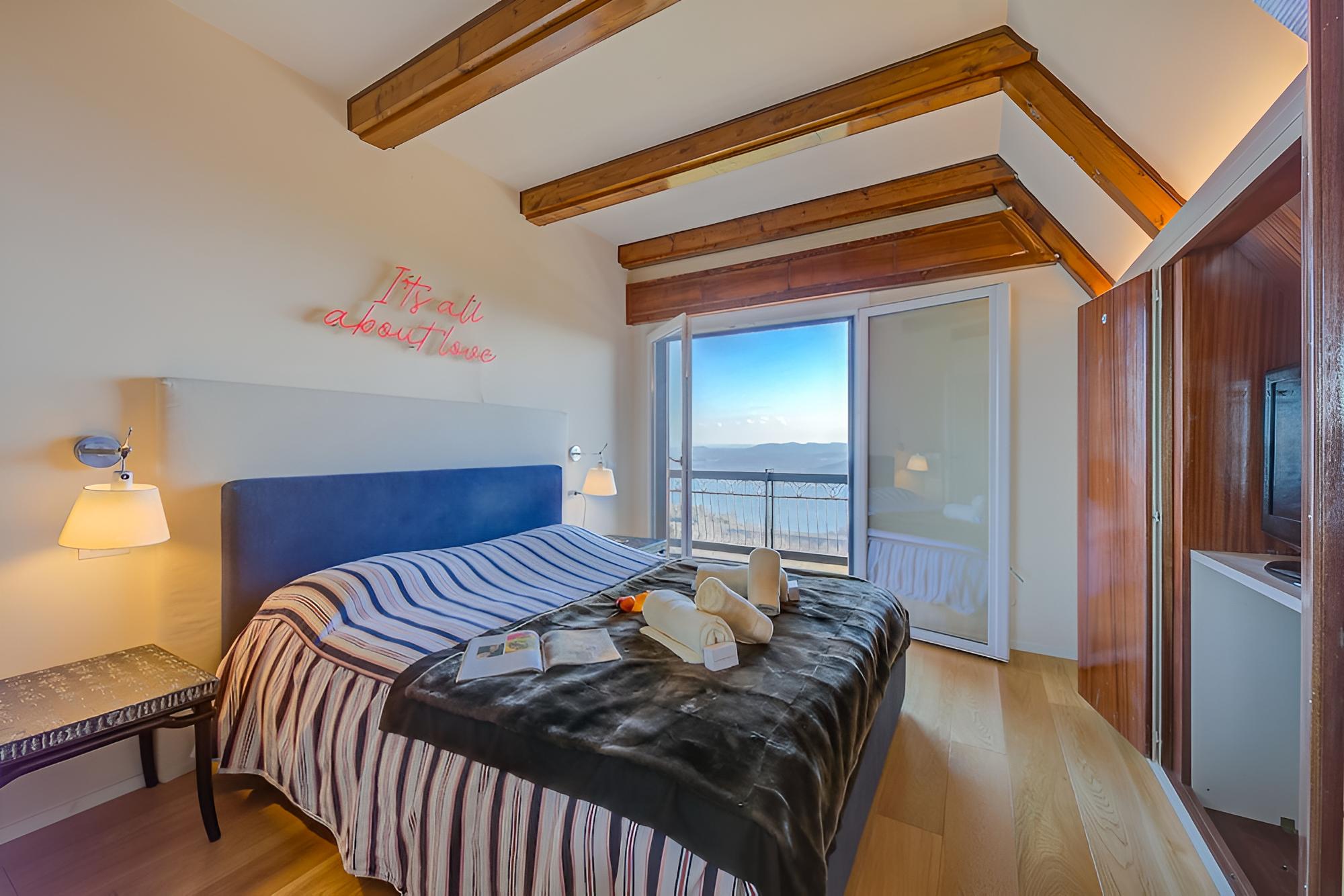 Family Villa, 4 Bedrooms, 2 Bathrooms, Mountainside (Il Fienile Stunning Lake View)