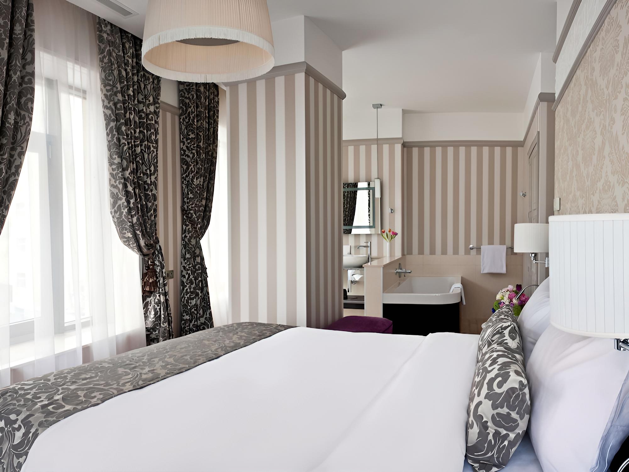 Deluxe Suite, 1 King Bed with Sofa bed, Non Smoking