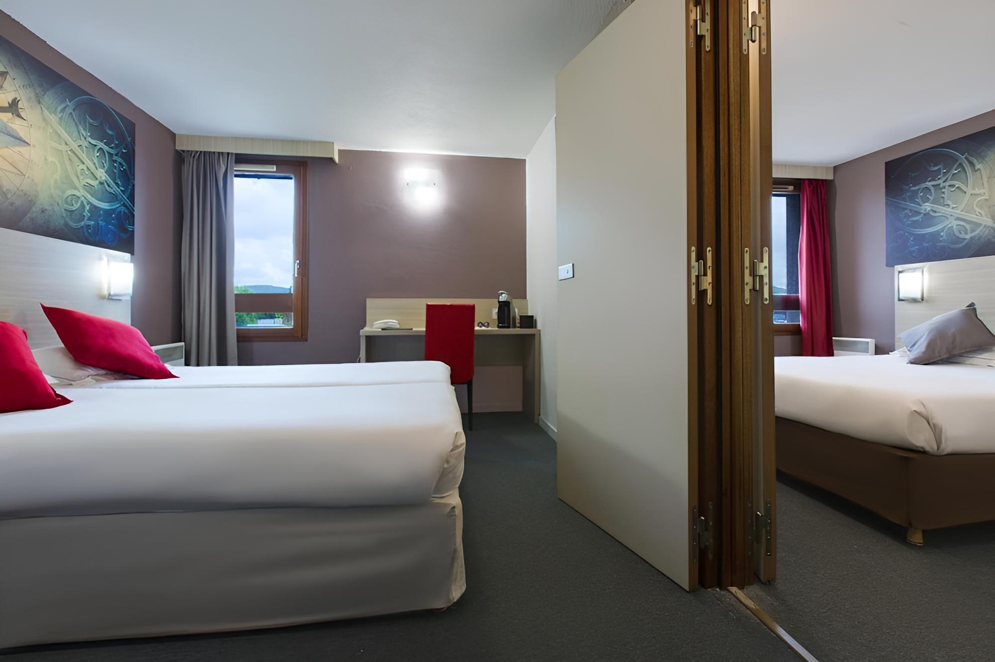 Connecting Room