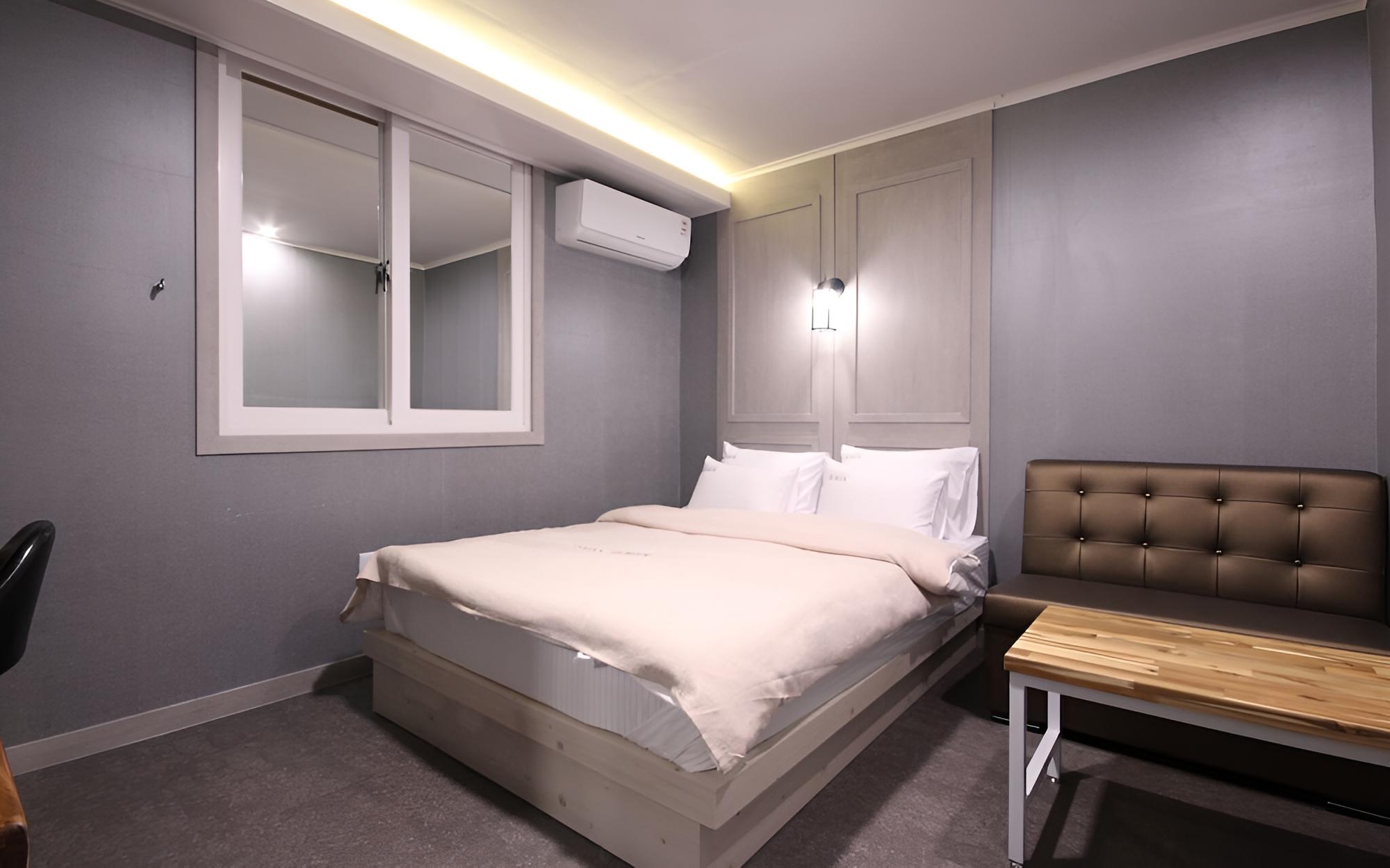 Room (Deluxe B (100% disinfection/bathtub/c)