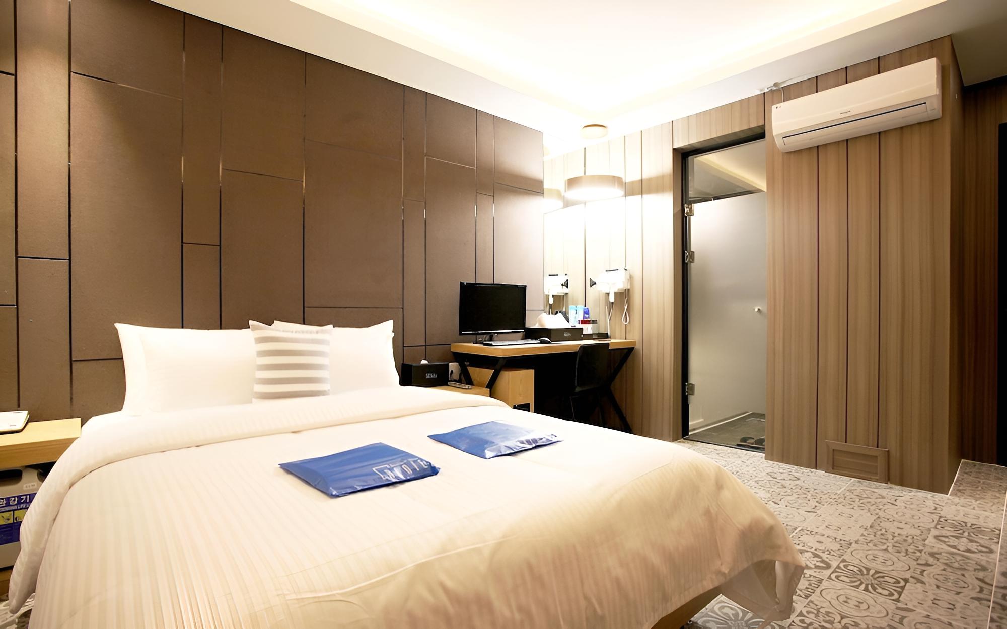 Room (Game Room (1PC Spa / OTT))