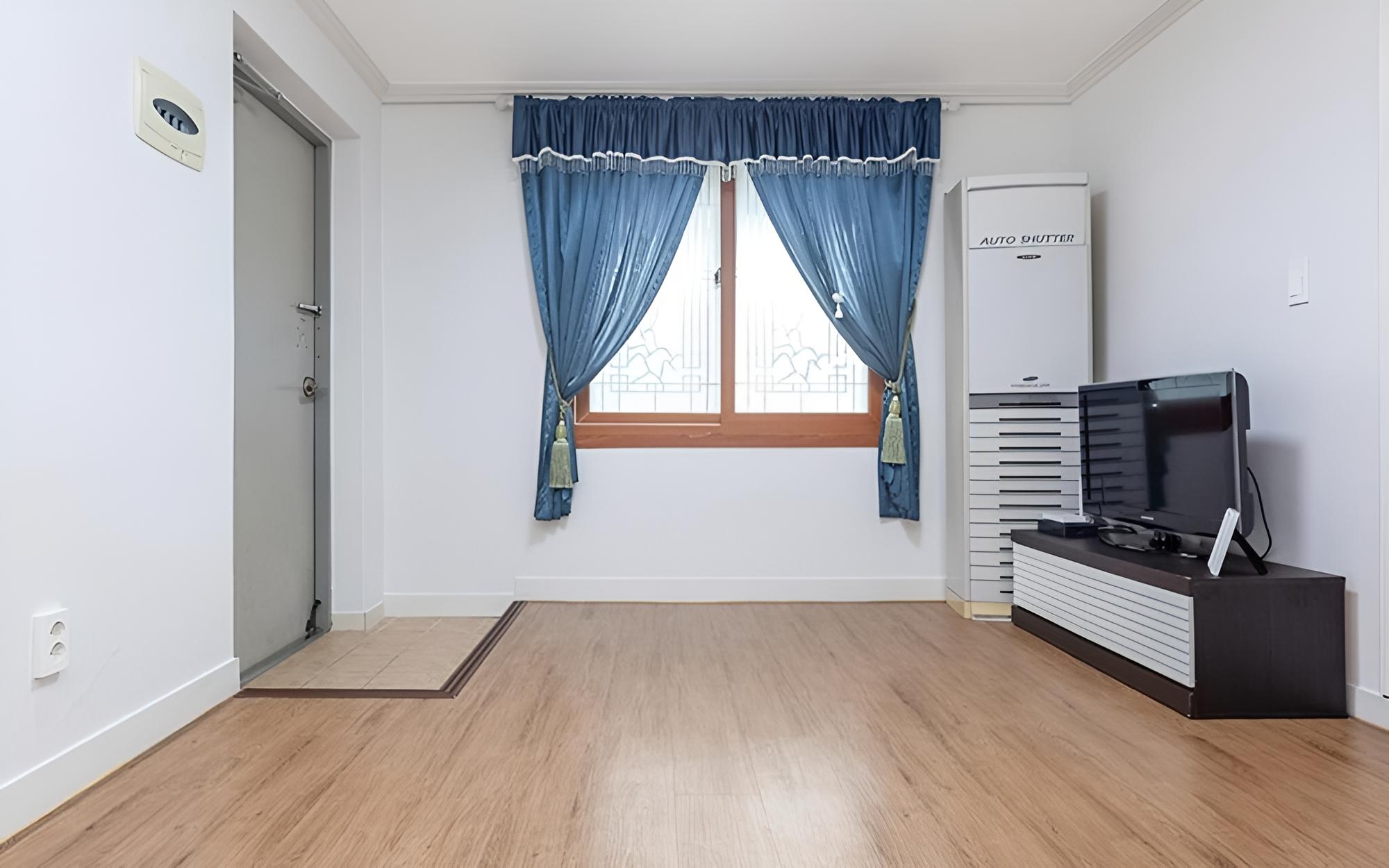 Room (Coral)