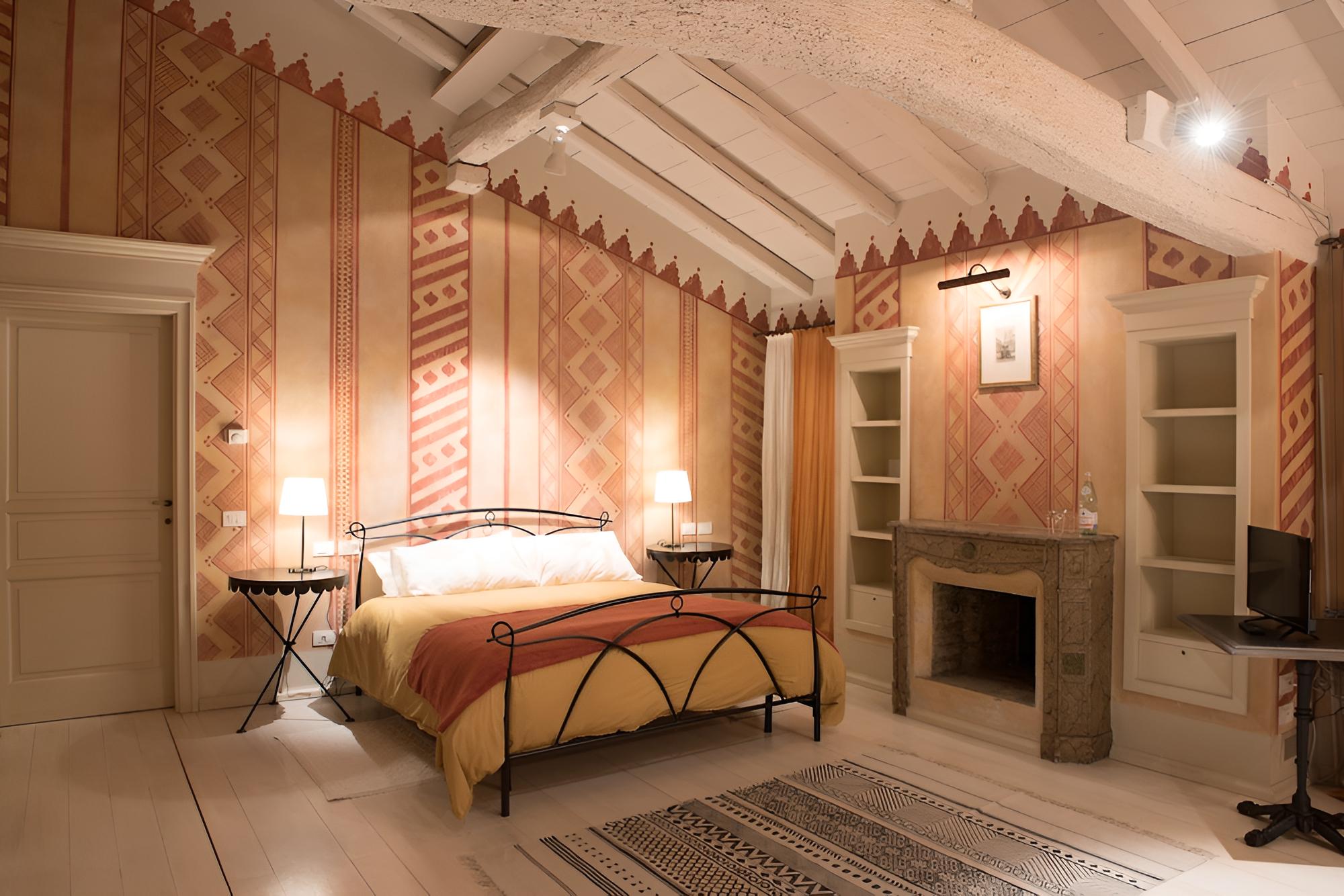 Standard Suite, 1 Queen Bed (Piazza Grande) photo 2