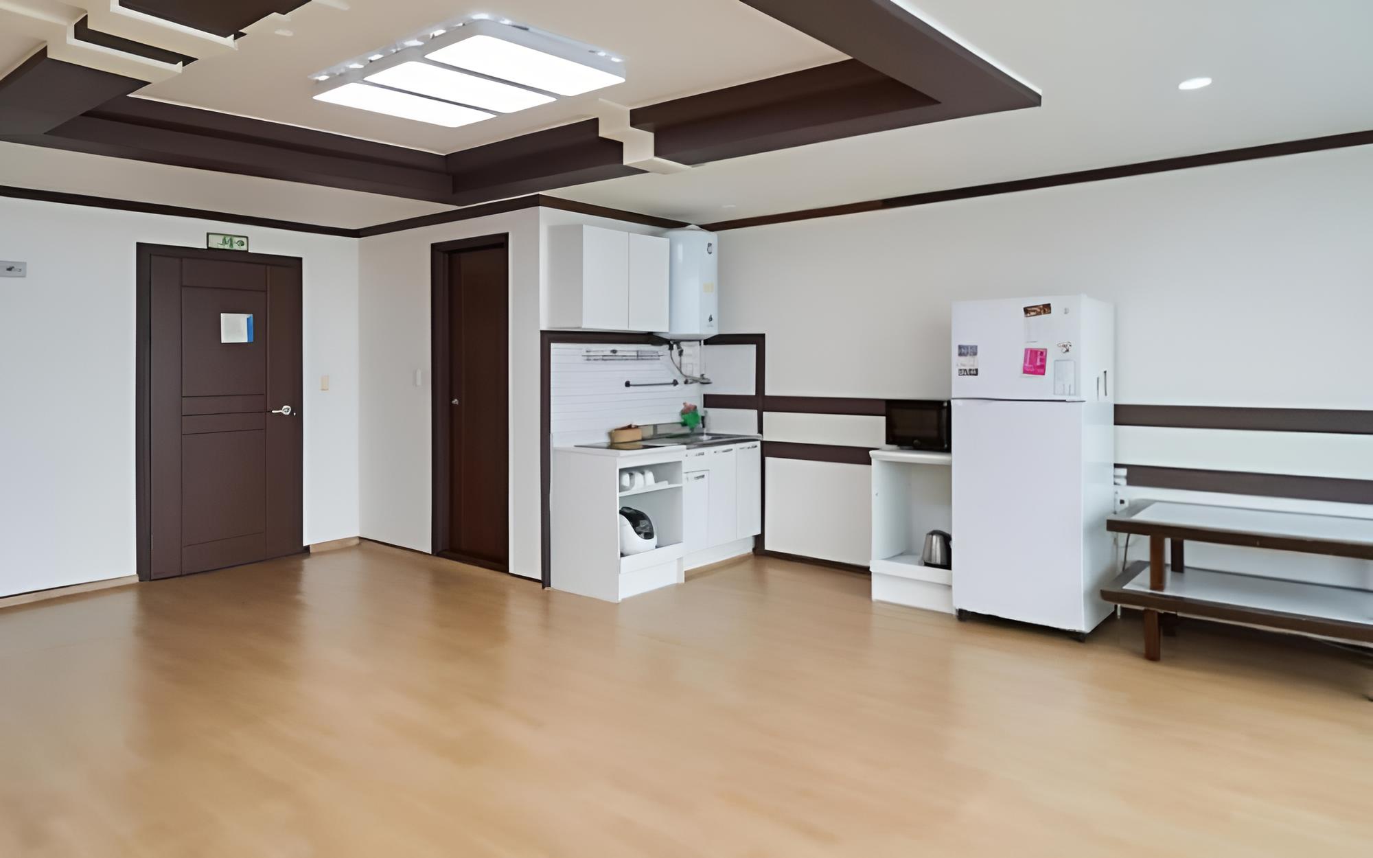 Room (Room 202)