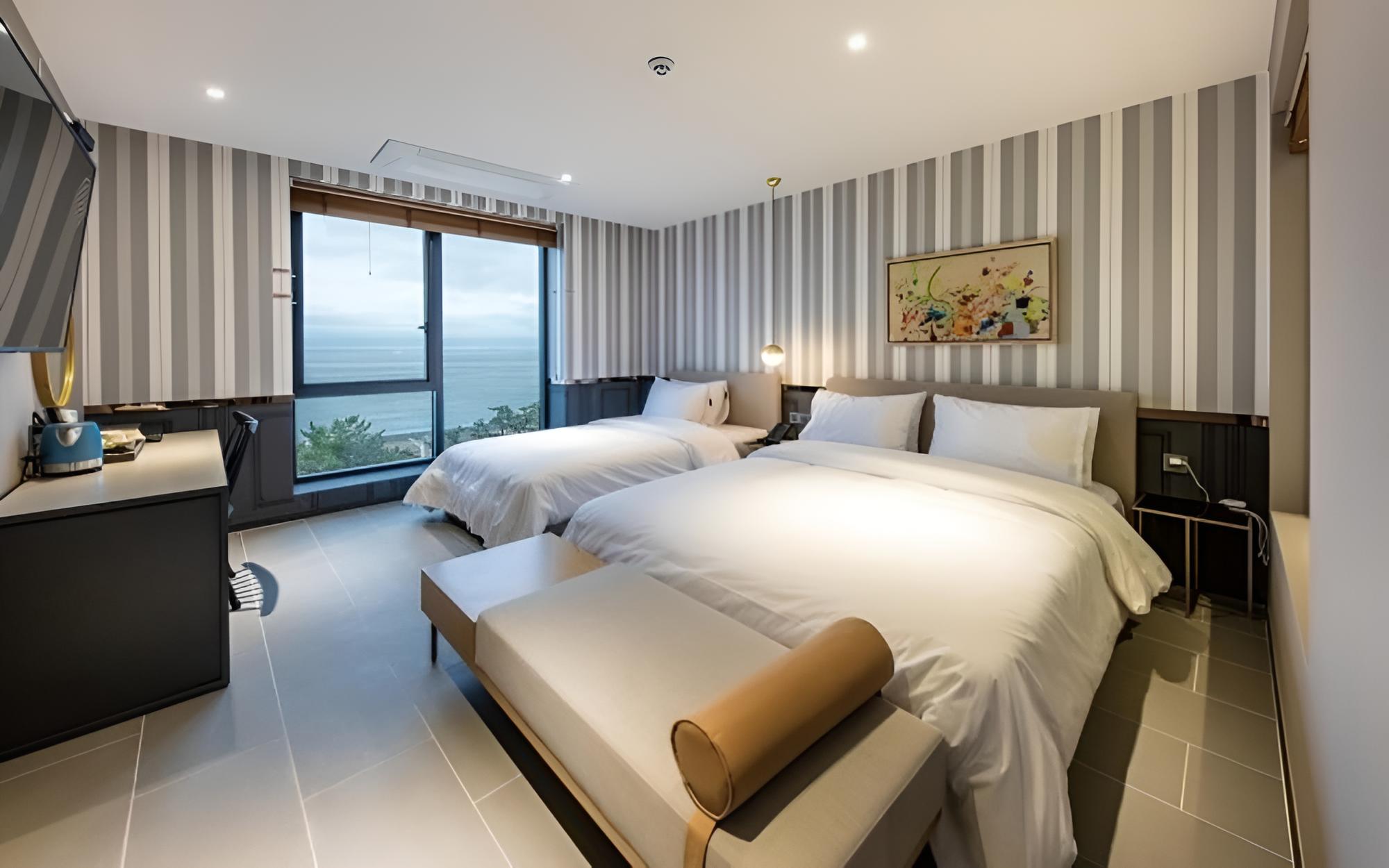 Room (High Floor Premier Ocean Superior Twi)