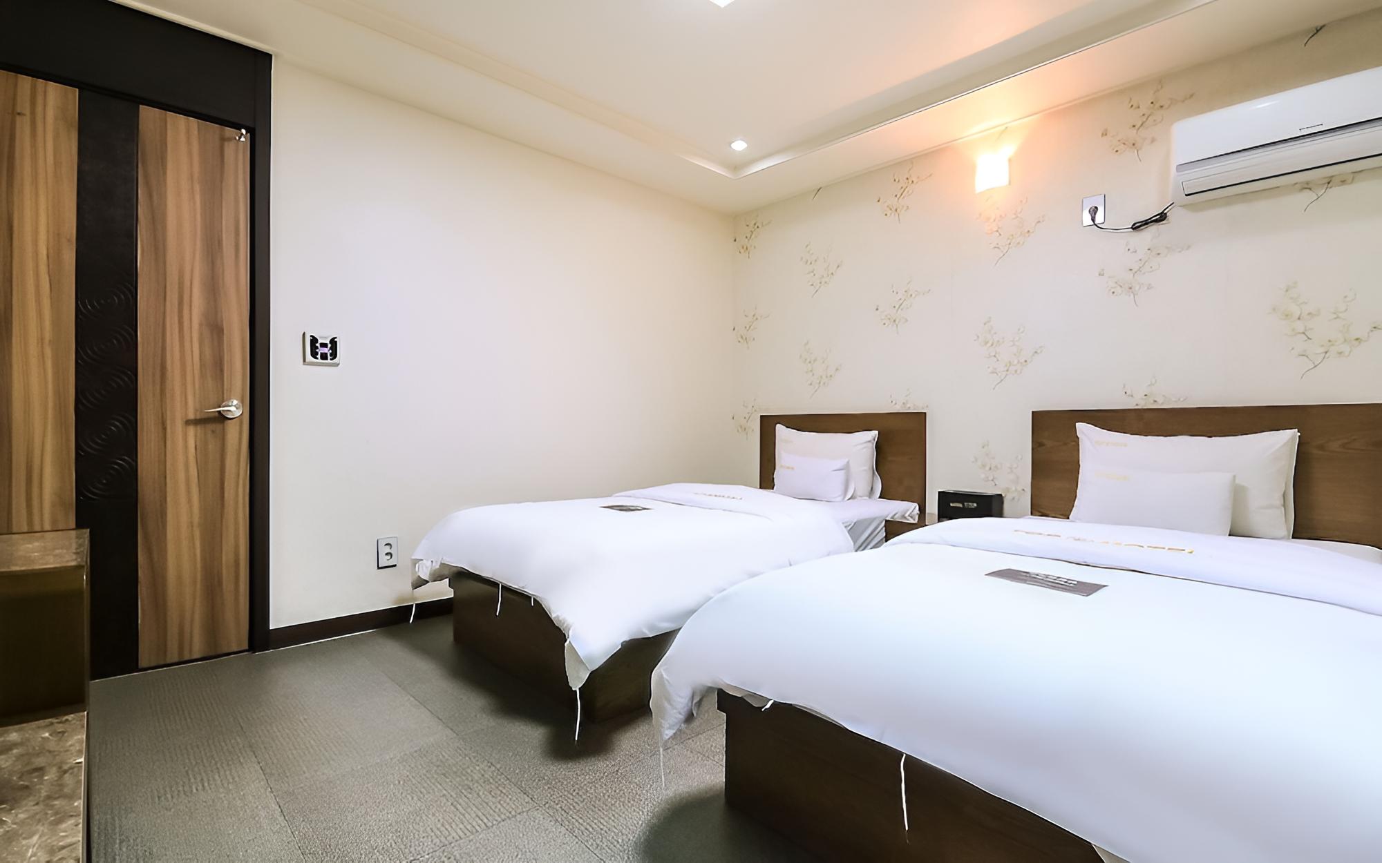 Room (Twin-Single+Single (Cooling air condi)
