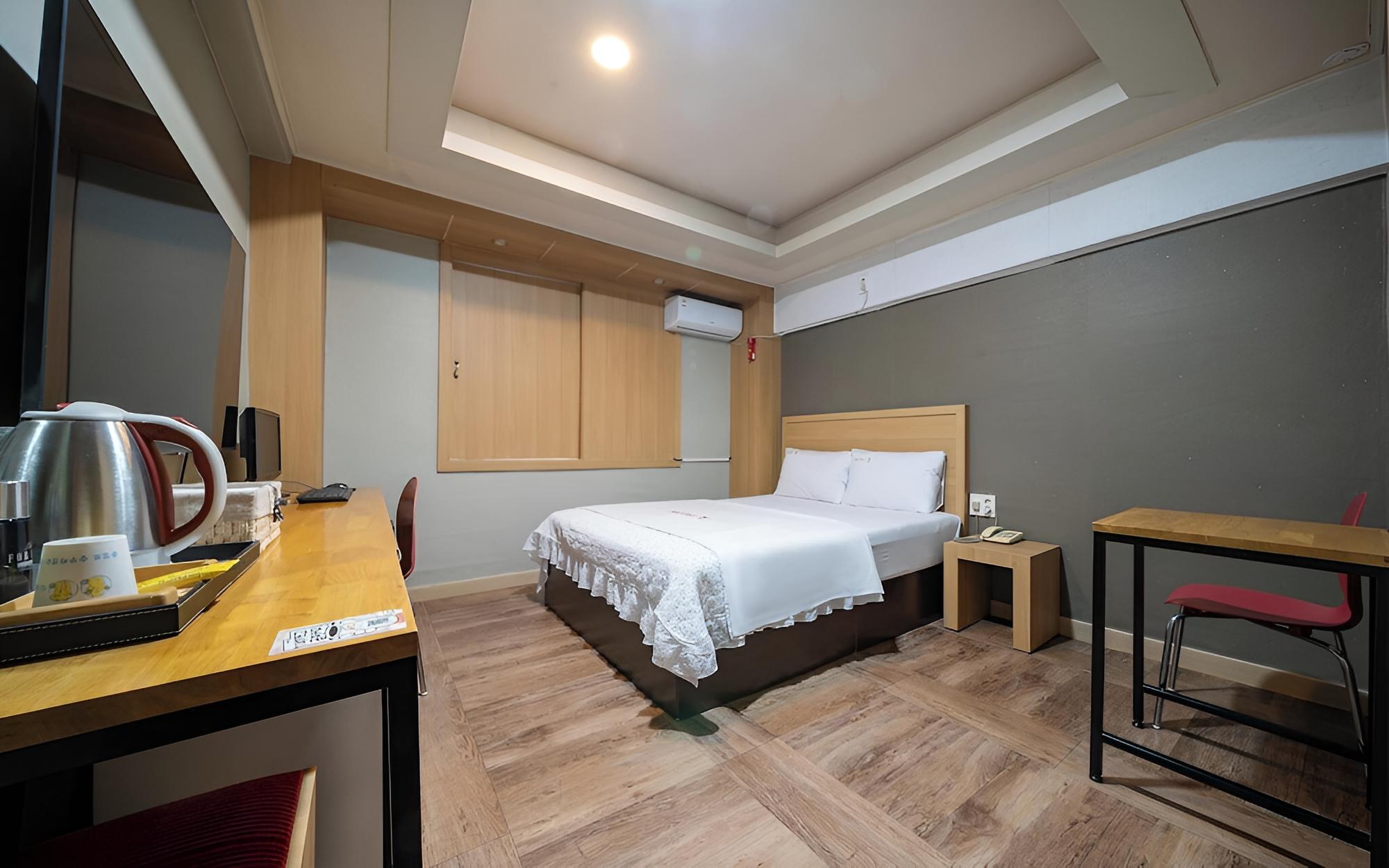Room (Business (hotel bedding or regular be) - Photo 1