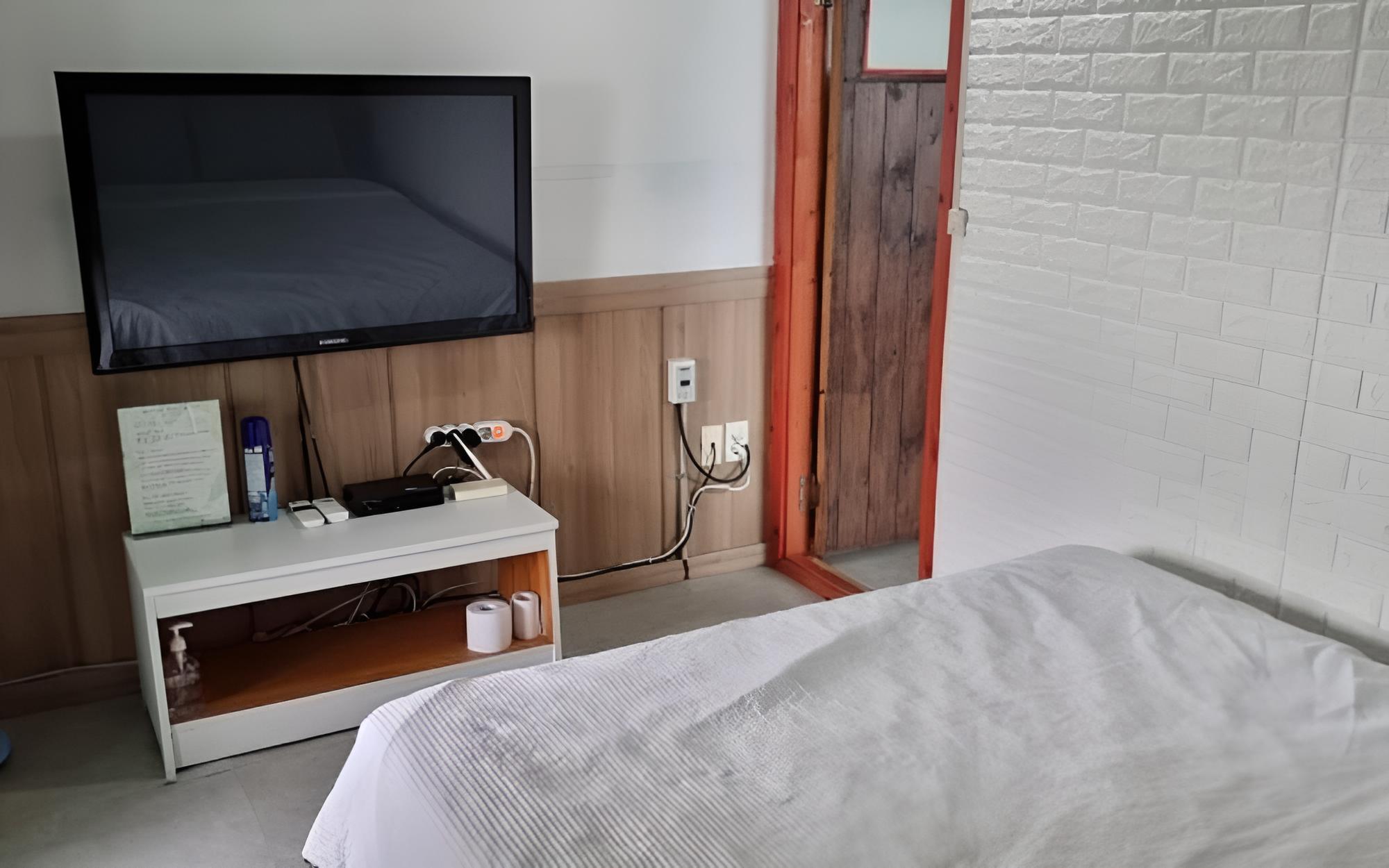 Room (Olive 1)