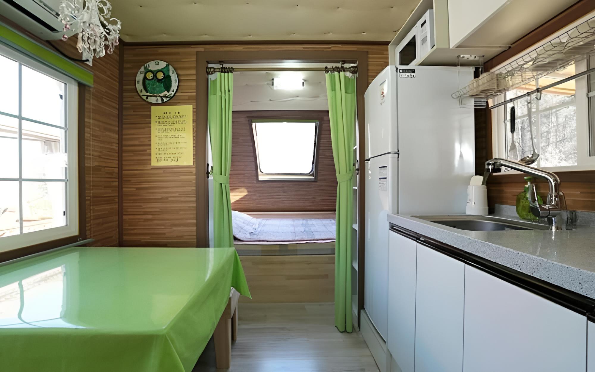 Room (Caravan No 3)