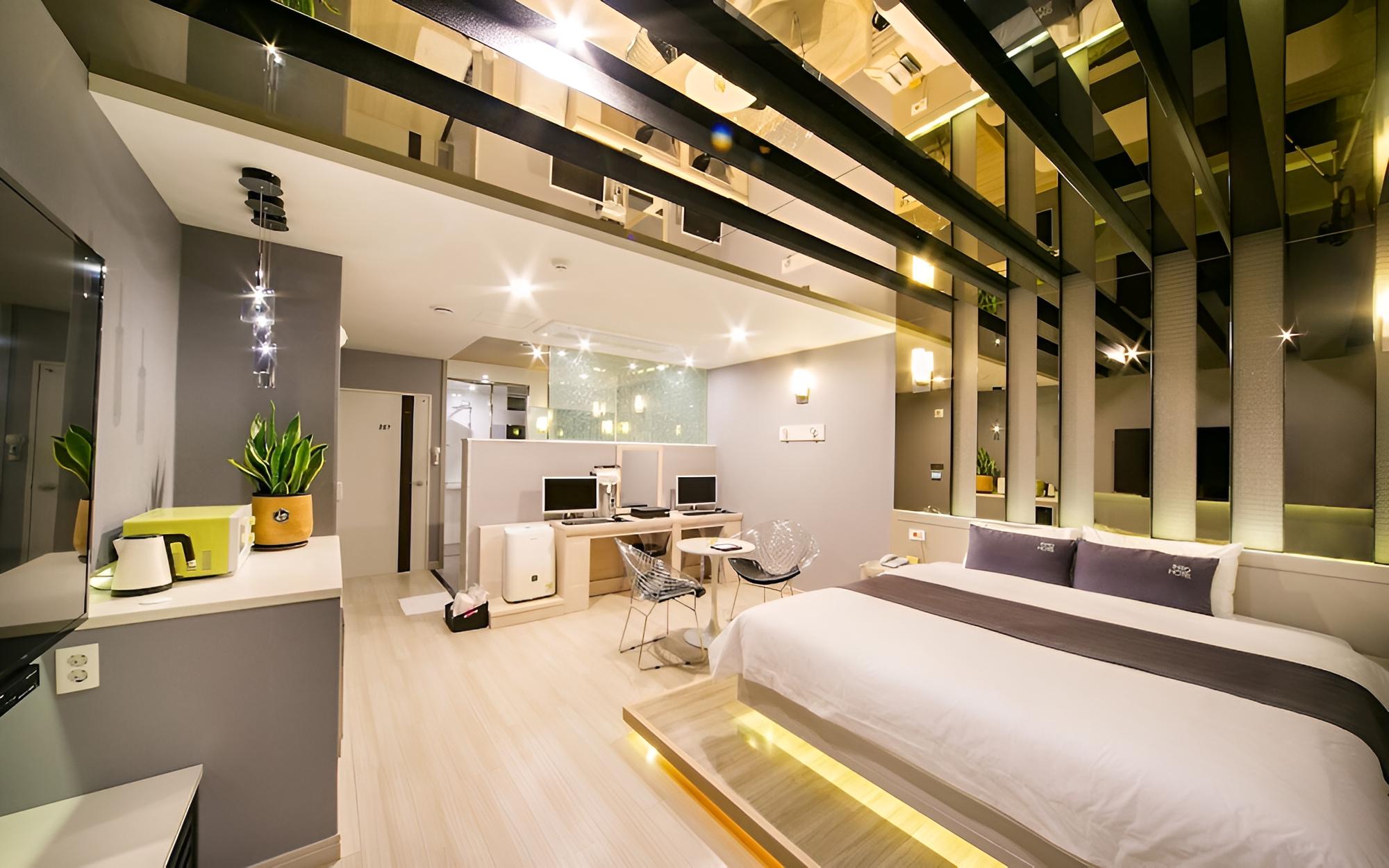 Room (VVIP (Netflix personal account Large ) - Photo 1