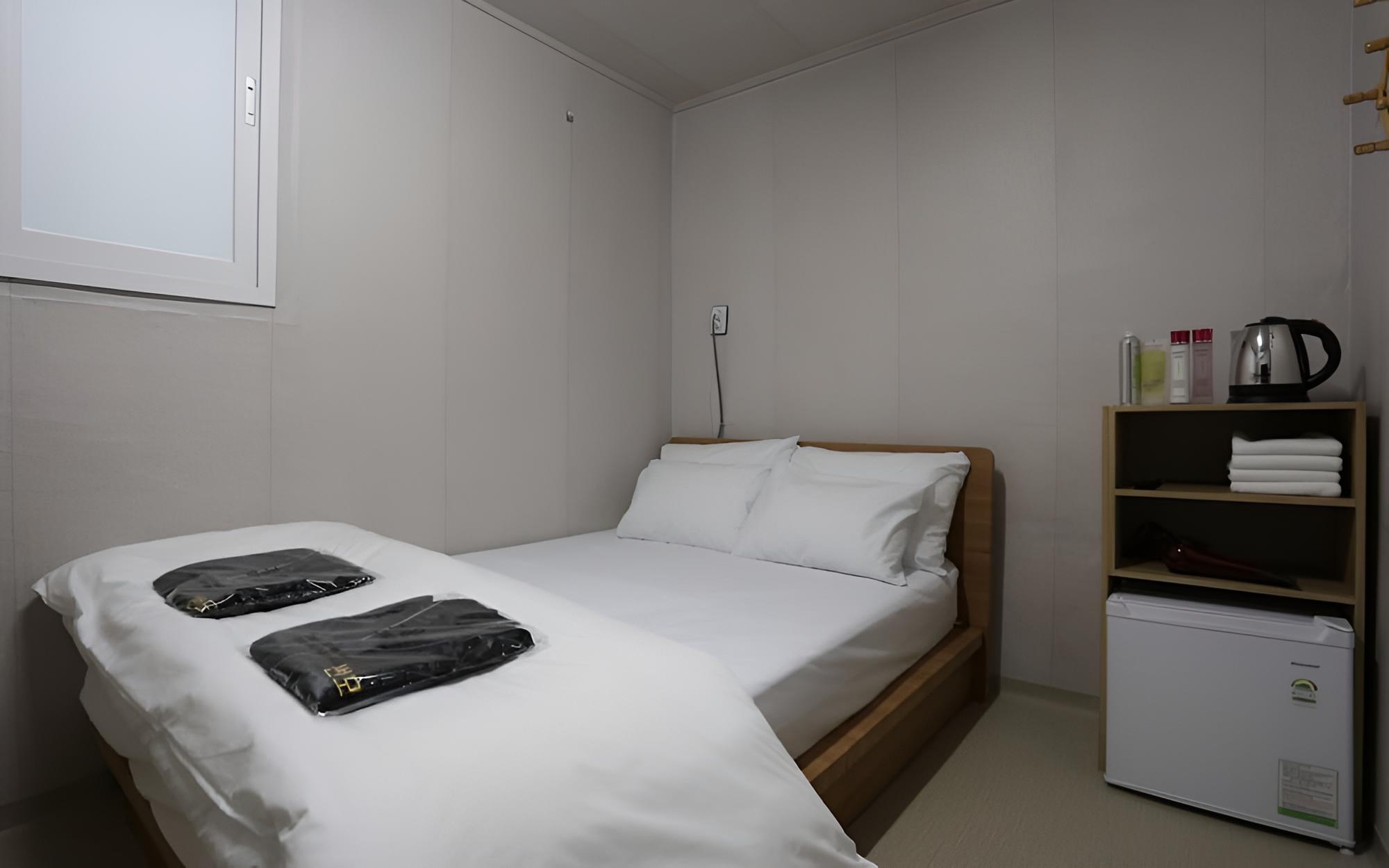Room (A)