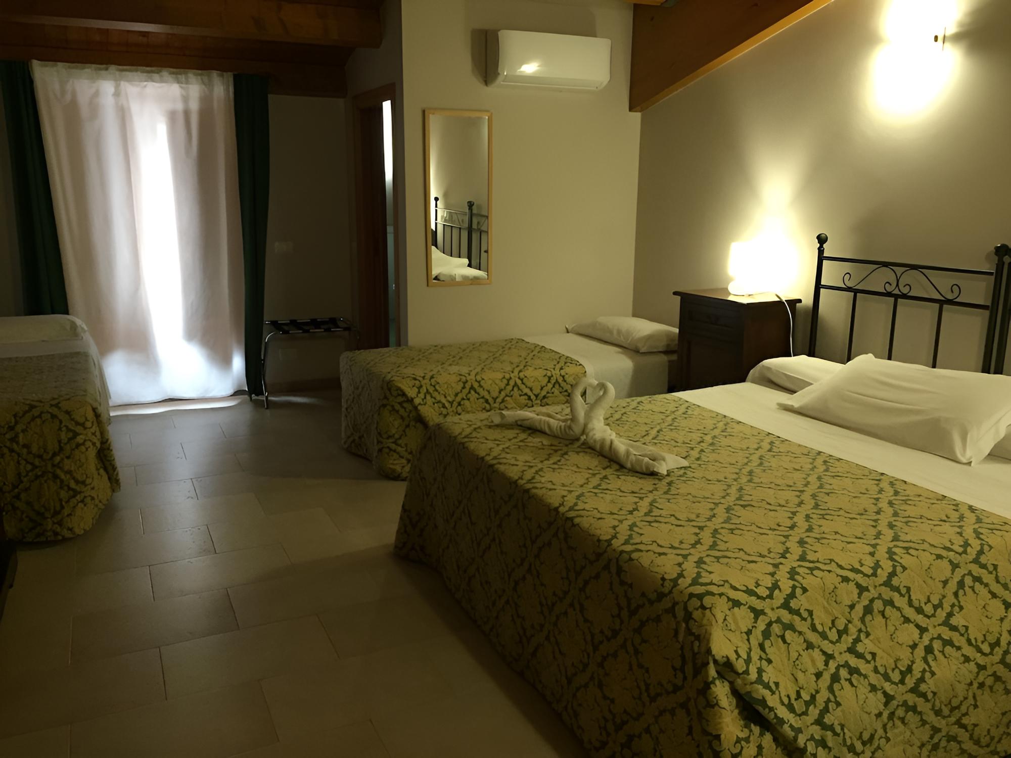 Triple Room, Ensuite photo 3