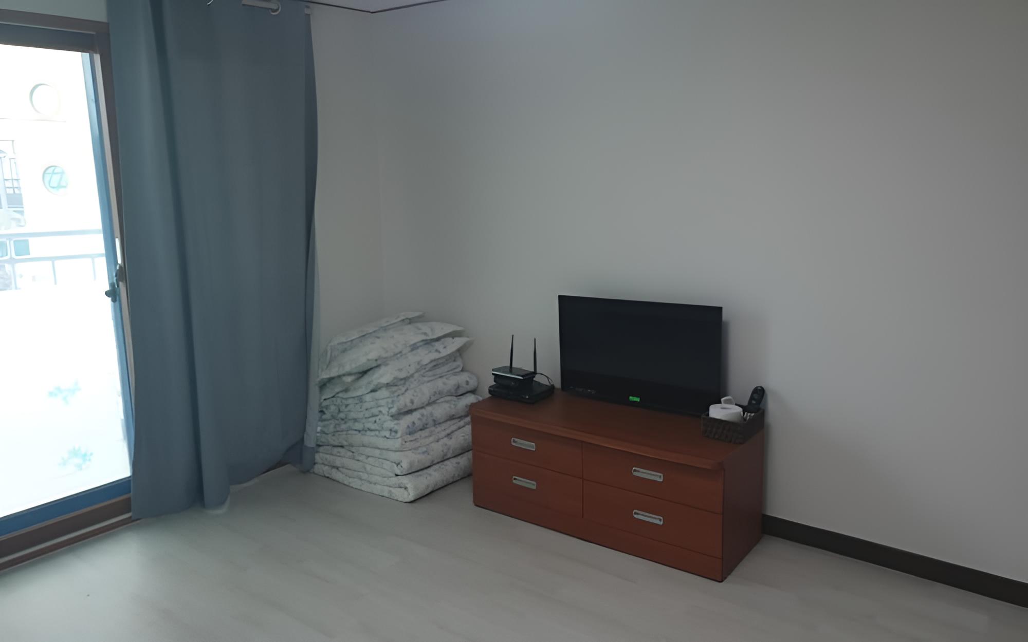 Room (Family Room-207)