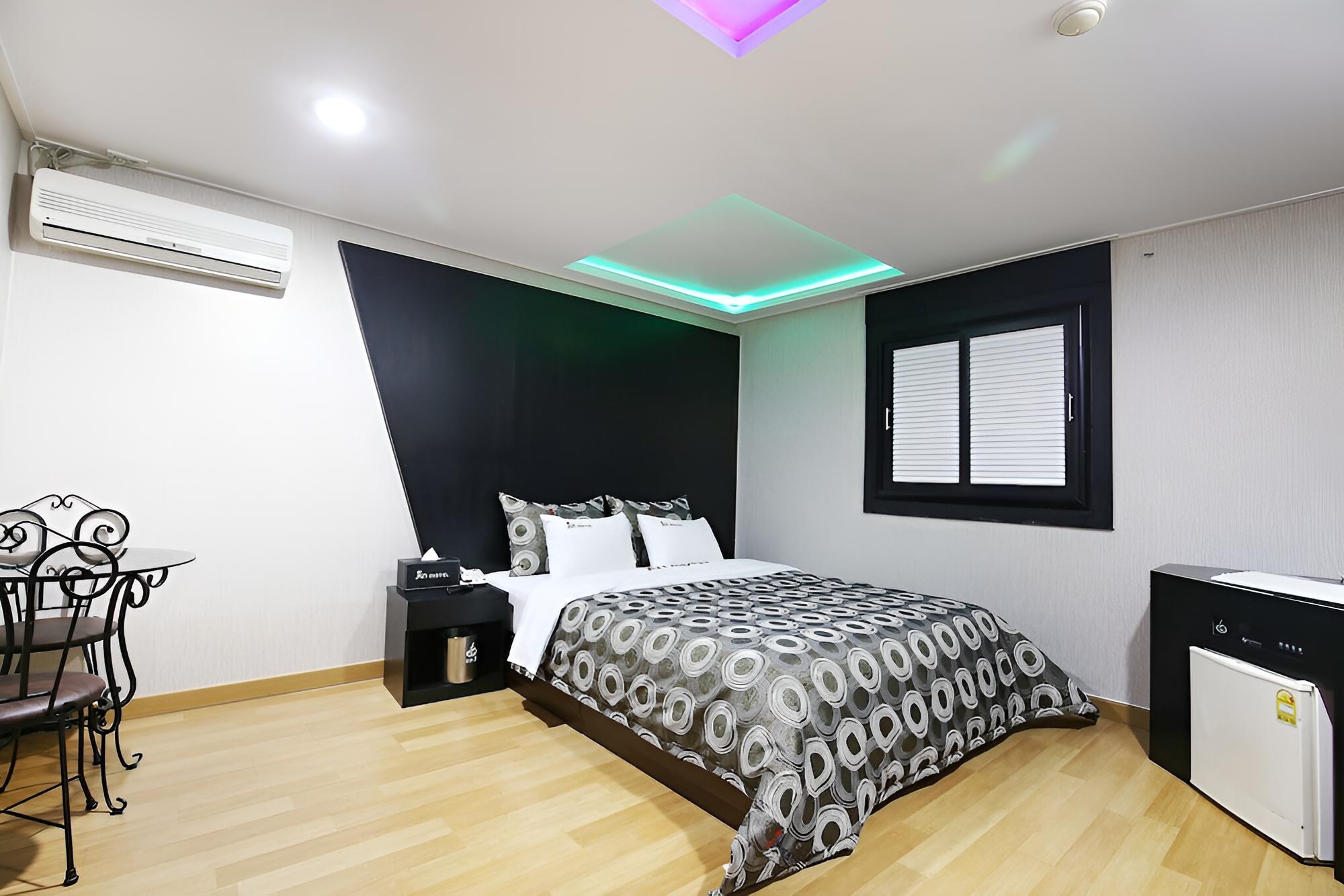Room (Standard Room BLACK) - Photo 2