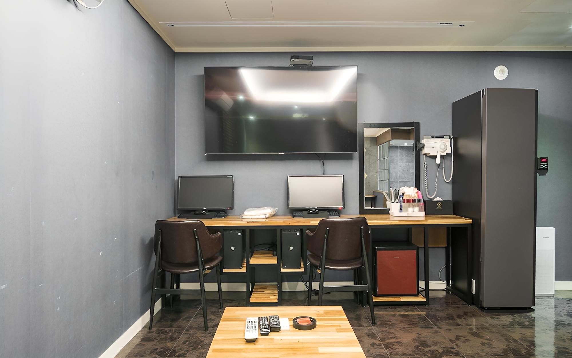 Room (VIP Cinema A (Netflix Wave Disney+ av) - Photo 4