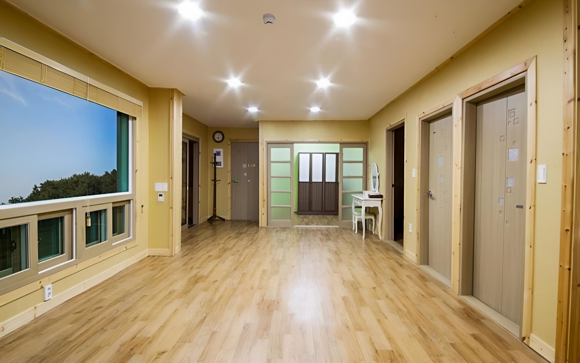 Room (Room Story 101) photo 2