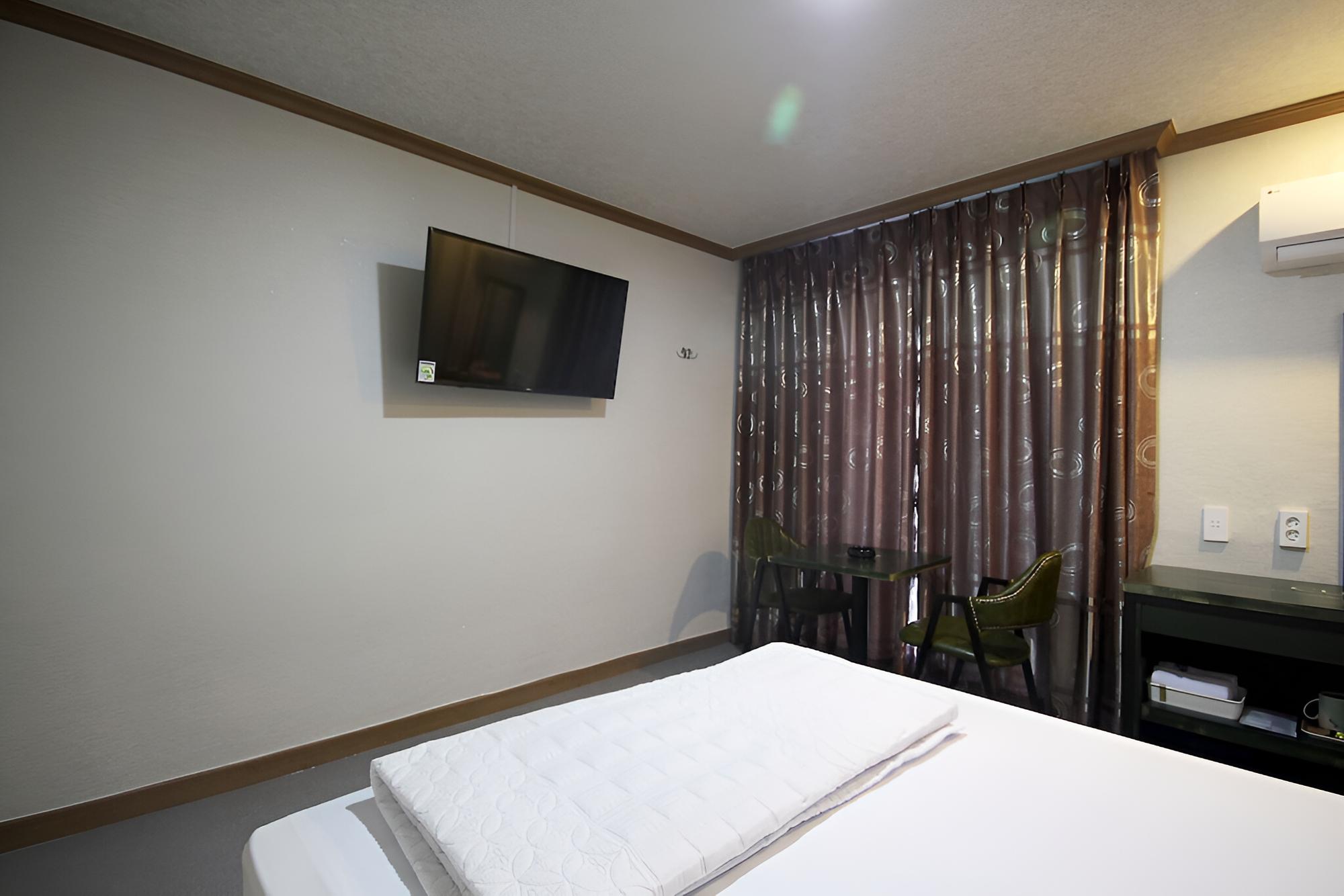 Room (Standard Room) - Photo 14