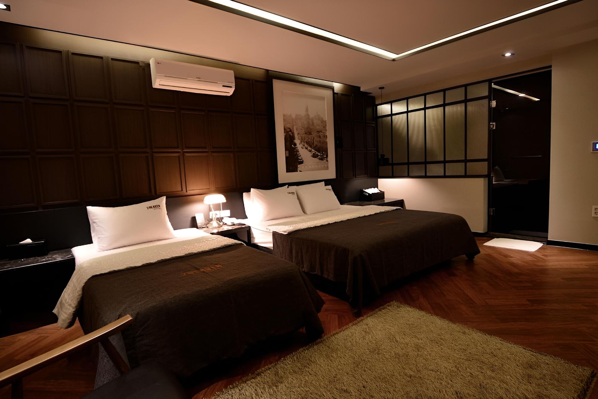 Room (Royal Suite Twin Couple PC Room Netfl)