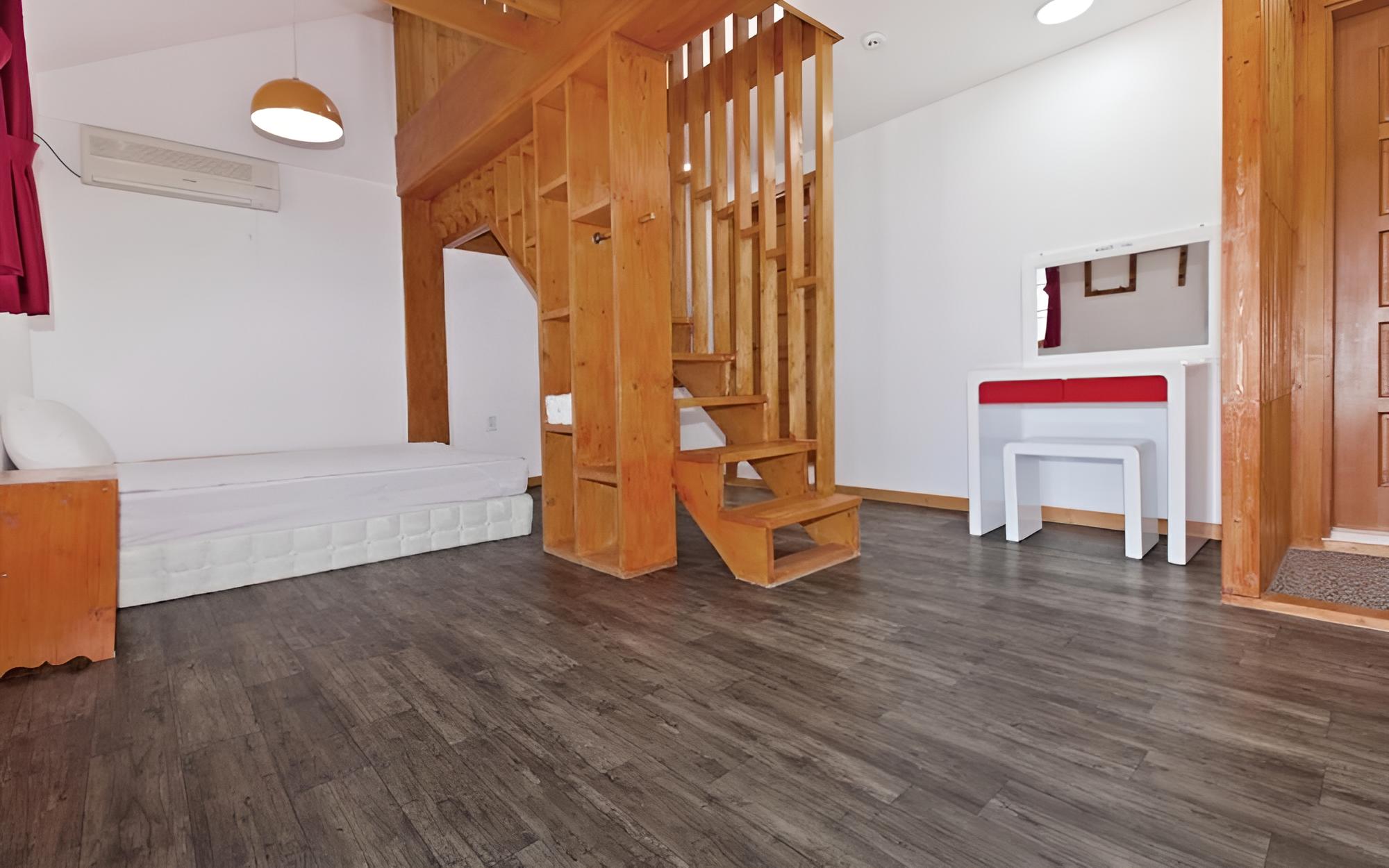Room (Room 201 (Duplex))