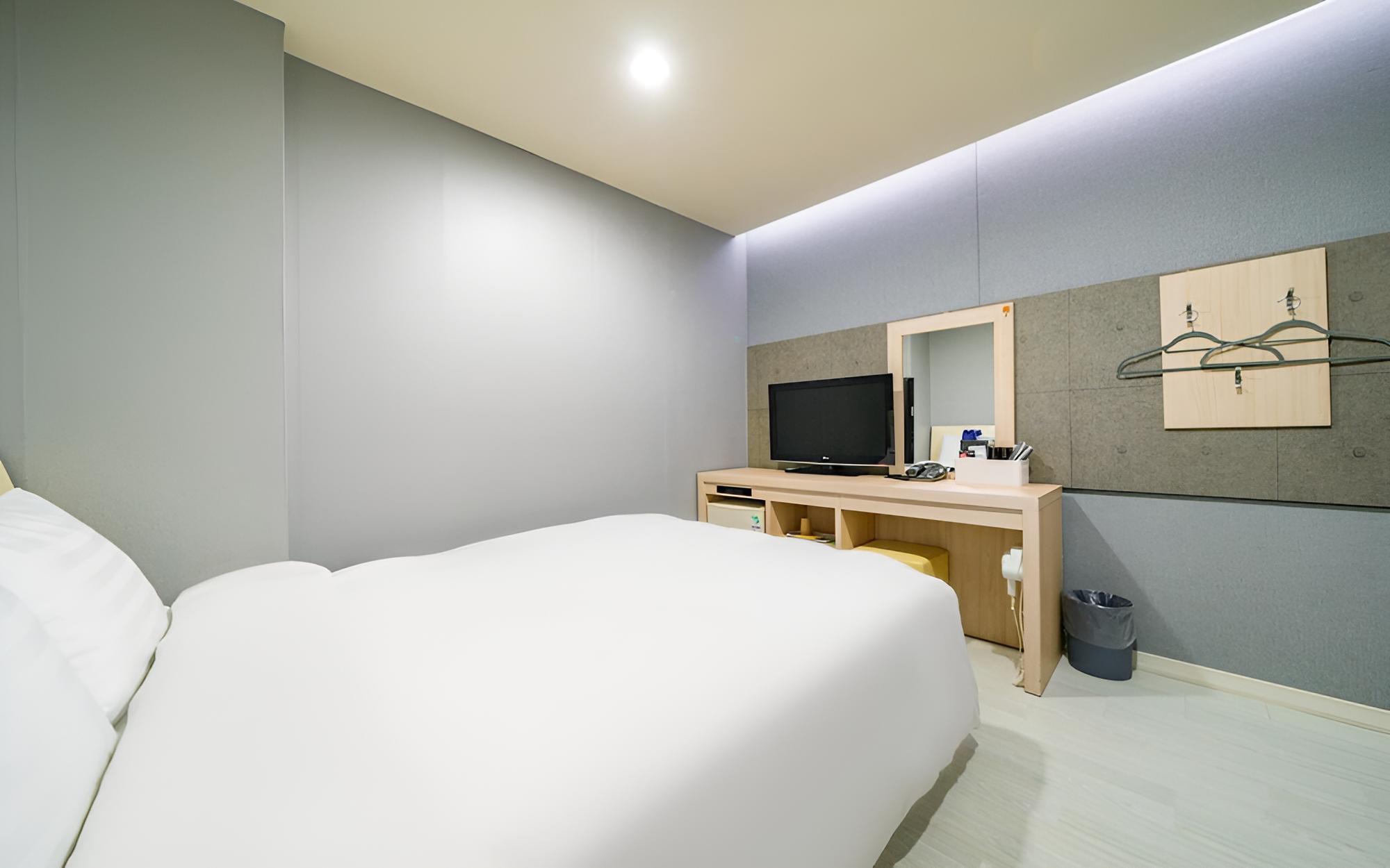 Room (Standard room (OTT Available)) - Photo 11