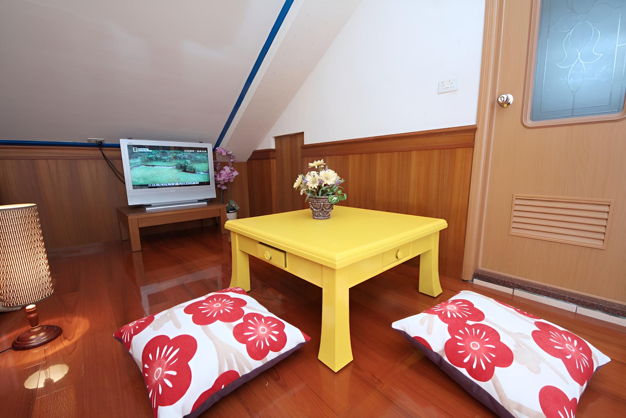 Family Room, 3 Bedrooms photo 3