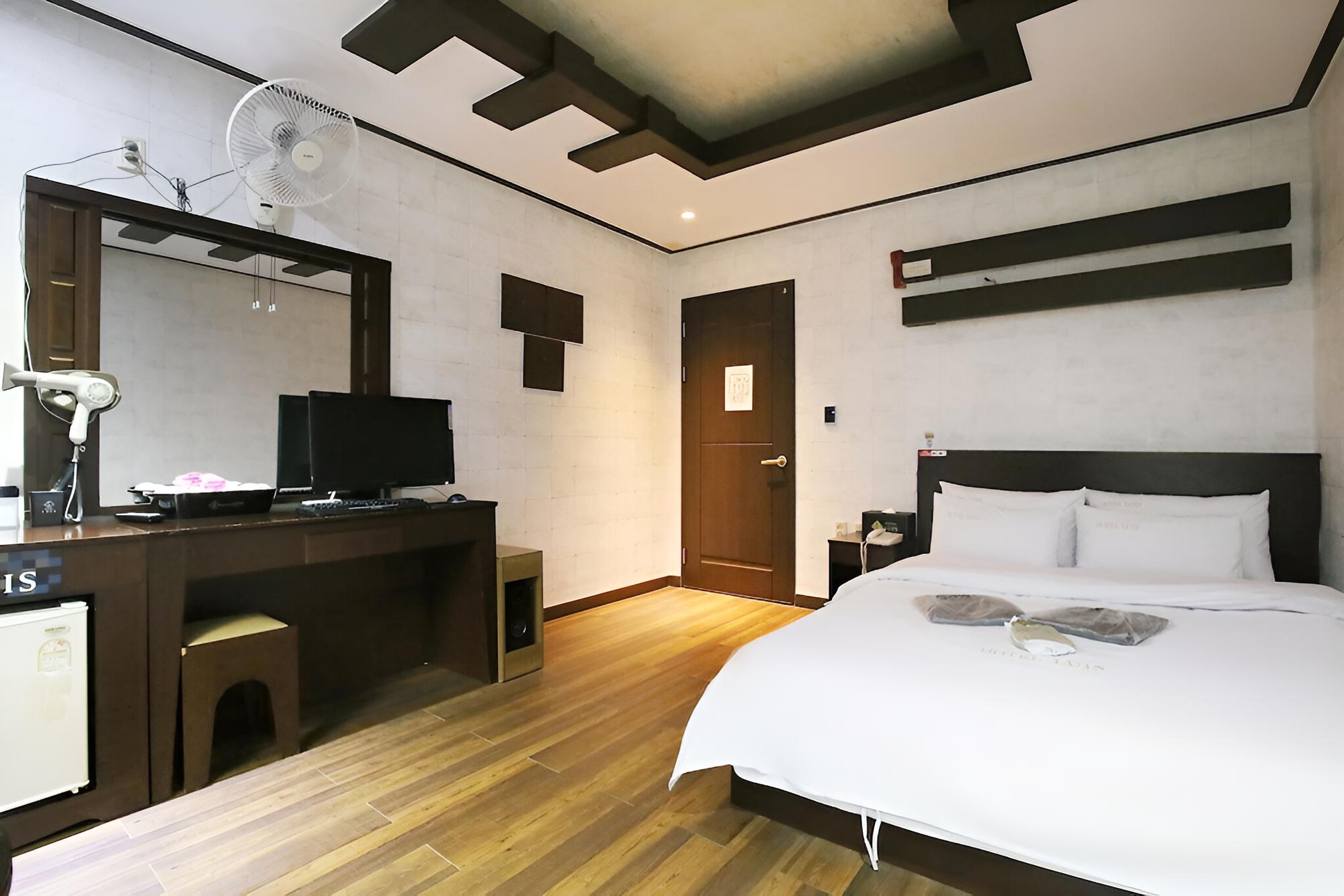 Room (Douglas Suite) - Photo 2