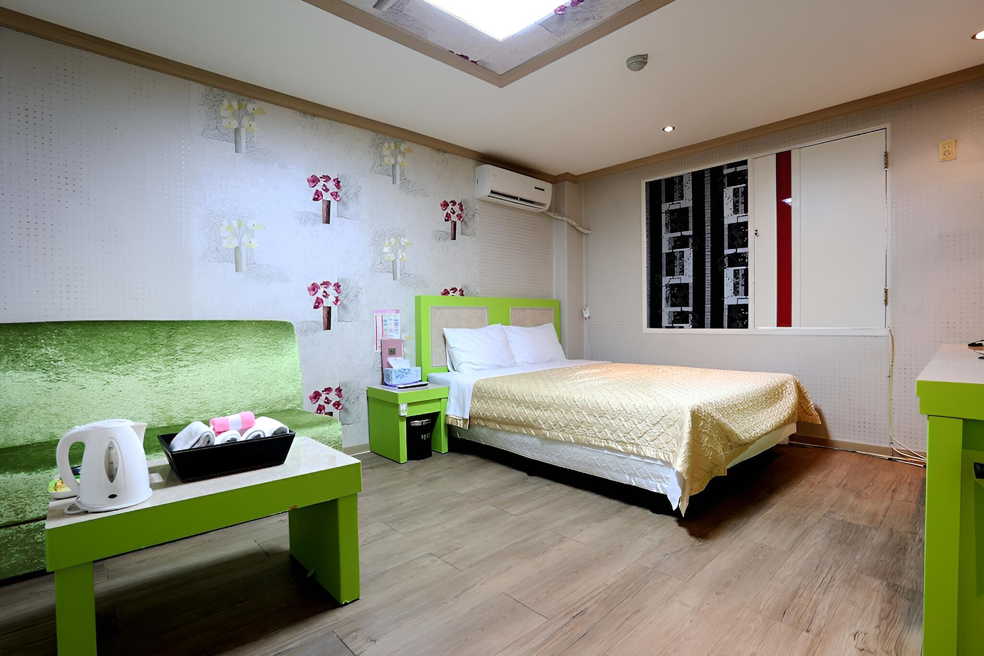 Room (Standard Room) - Photo 1
