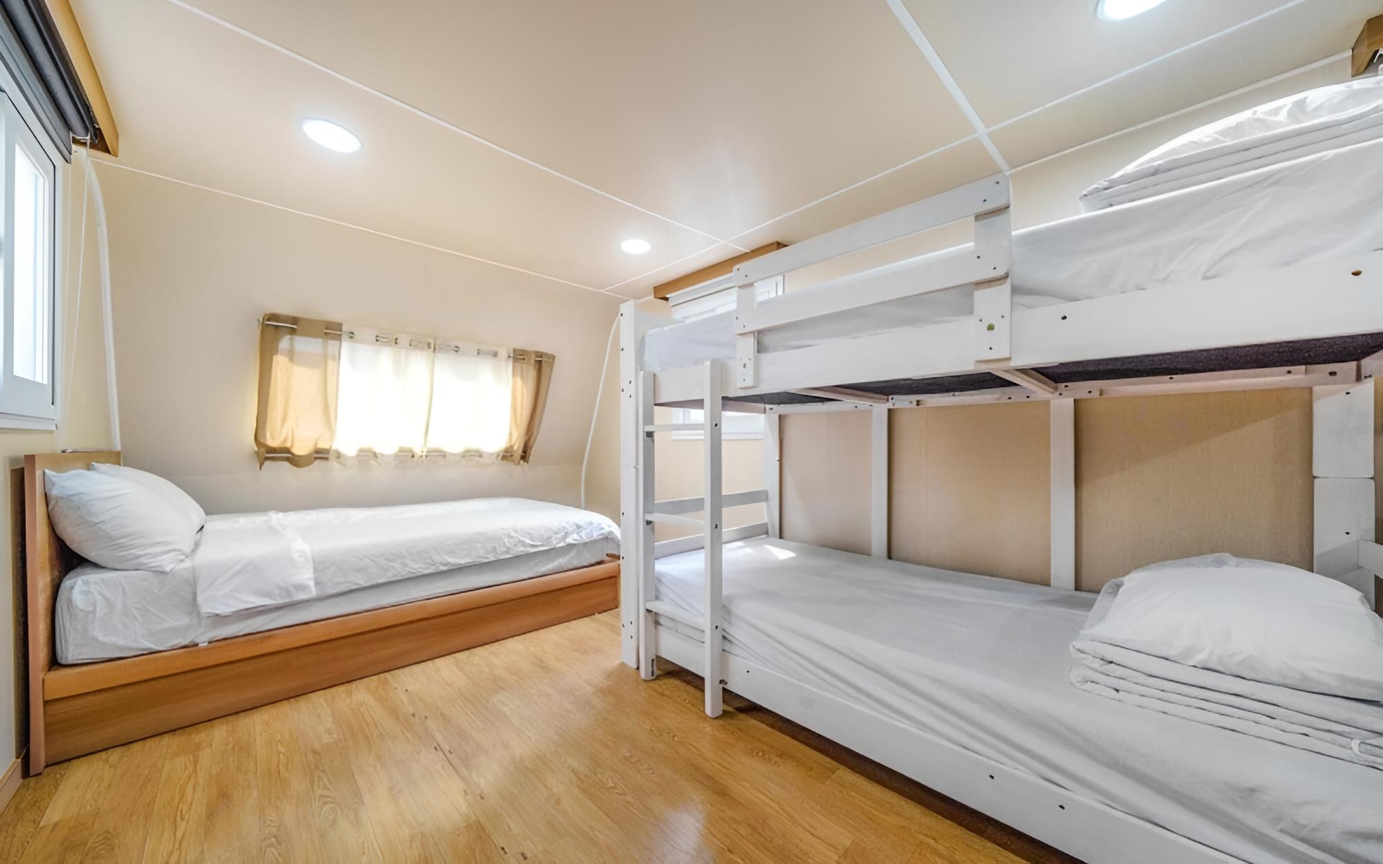 Room (Caravan 900 Room 2)