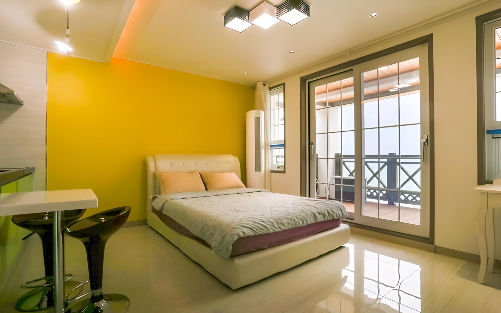 Room (Room 201 (Ocean View))