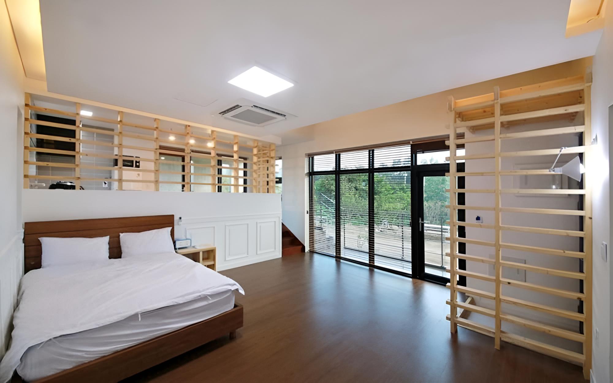 Room (Room 103)