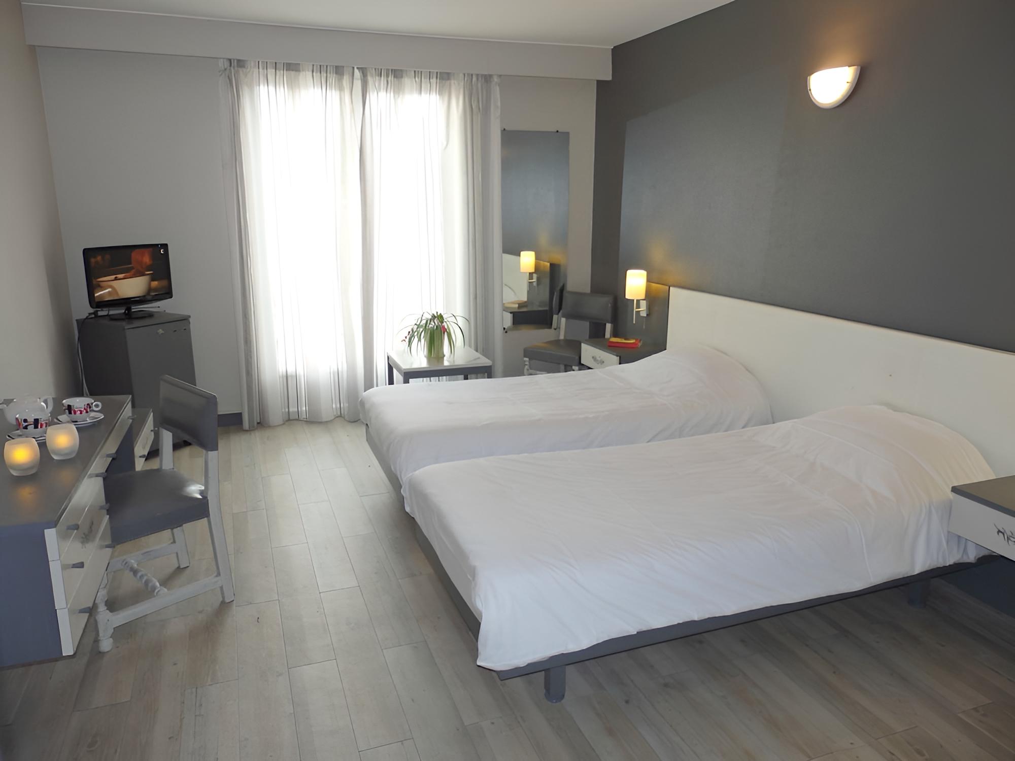 Twin Room (vue place) photo 2