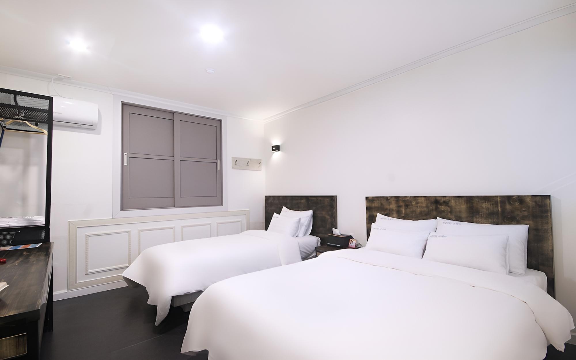 Room (Twin)