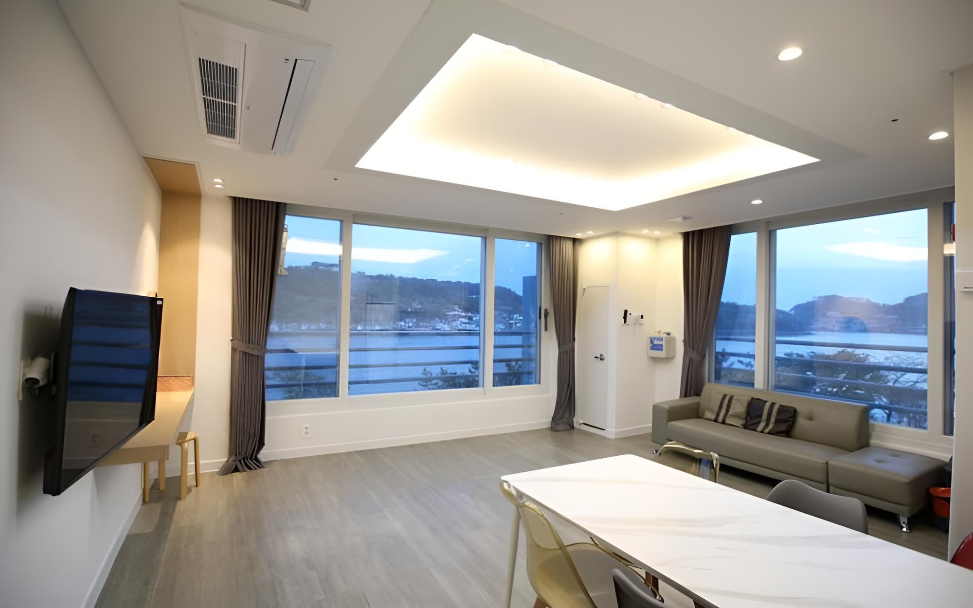 Room (Room 503)