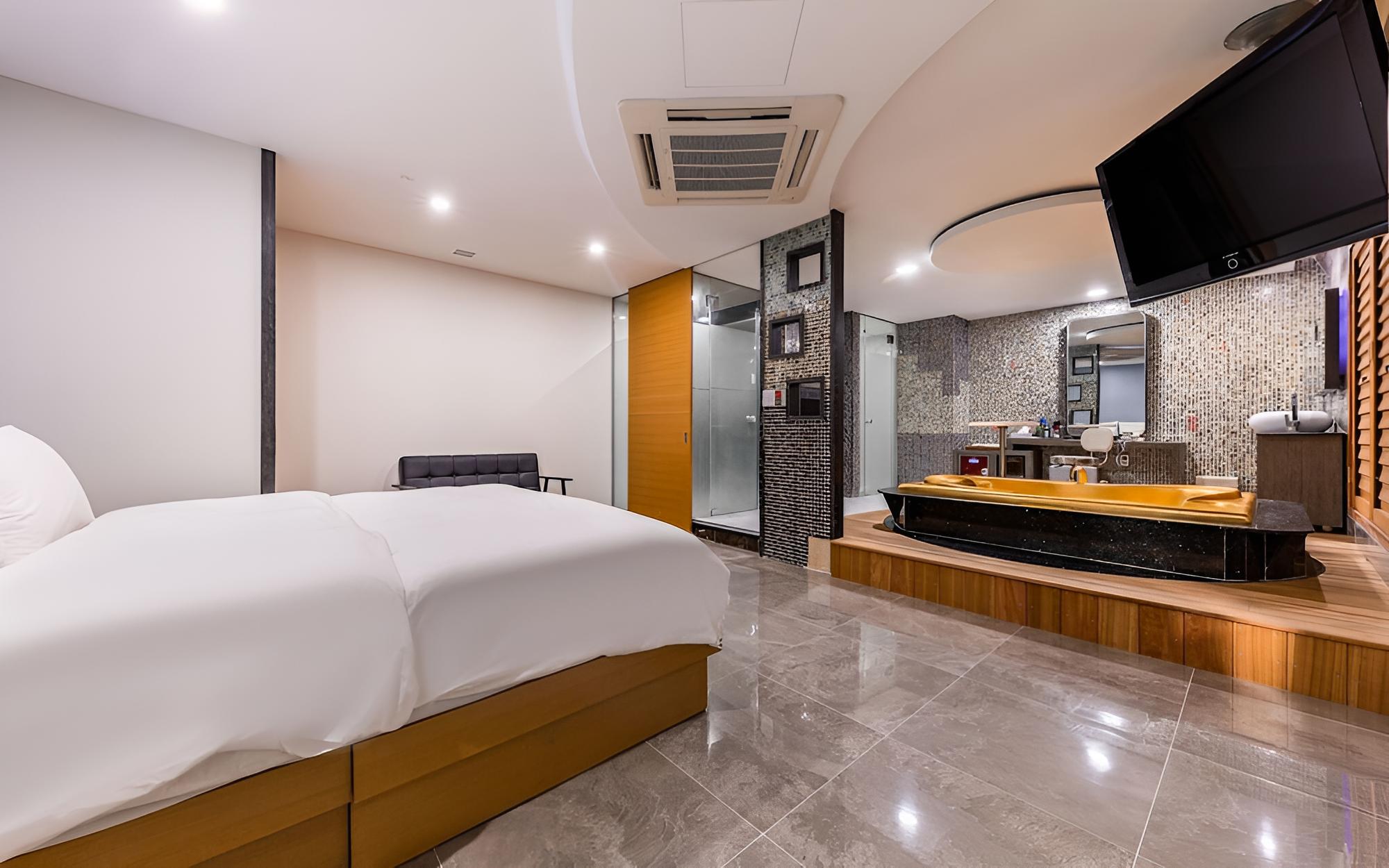 Room (Royal Premium (TV OTT Terrace))