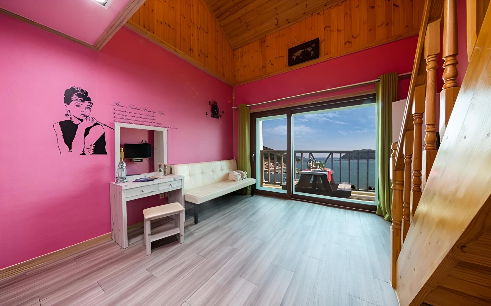 Room (202 Peach Pink) photo 3