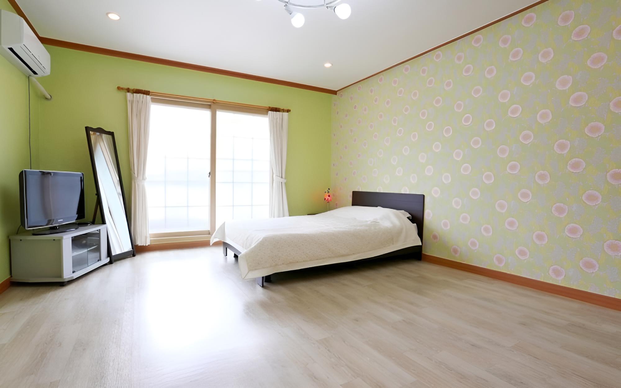 Room (Mint Room 2F)