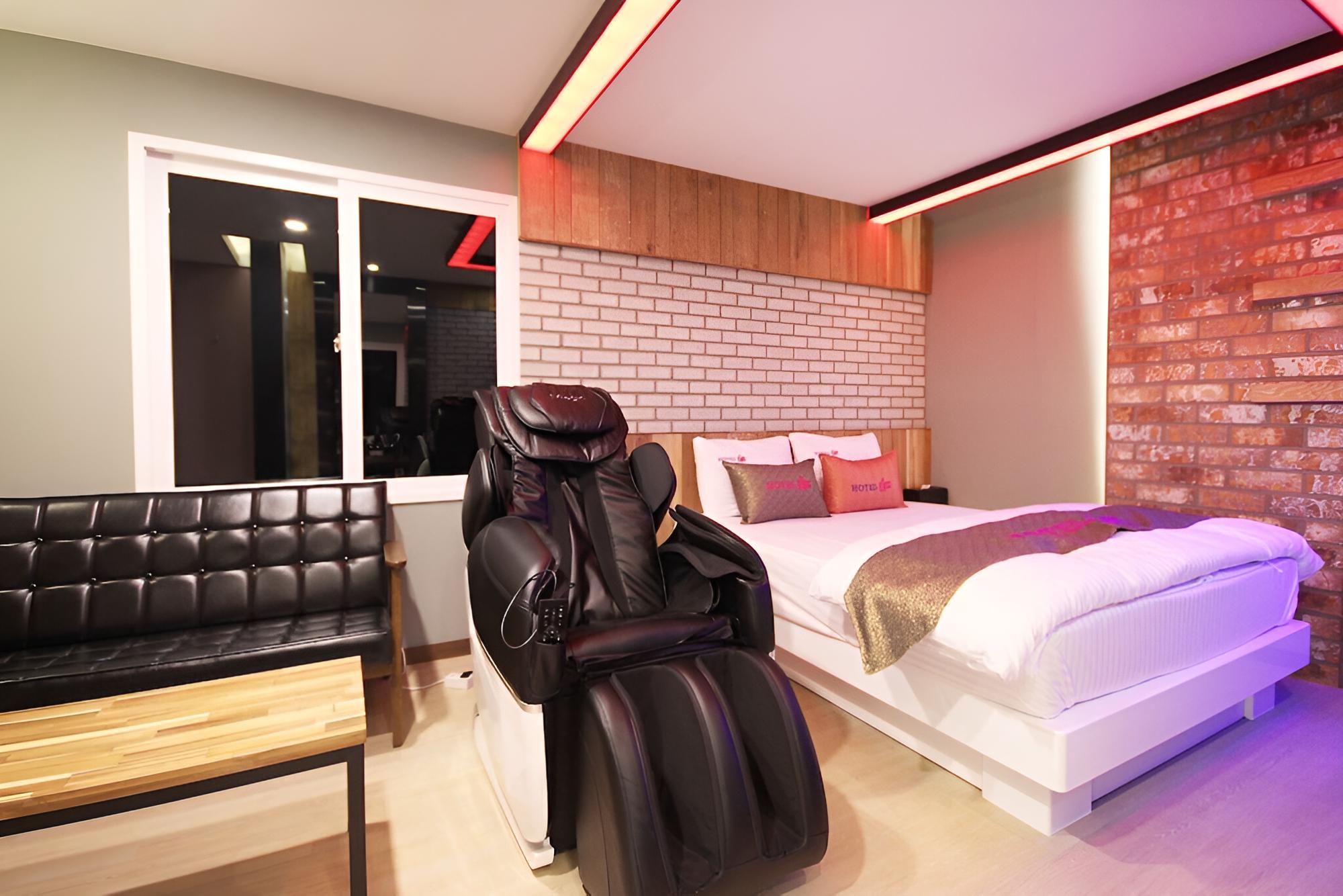 Room (VIP (Netflix viewing available massag)