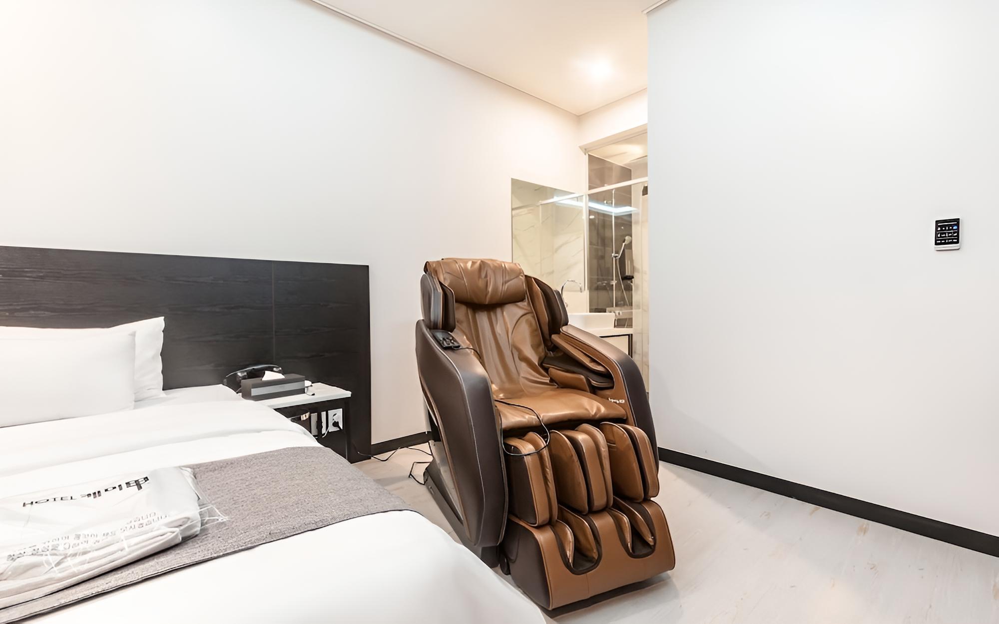 Room (Relax-massage chair (bigger room65inc)