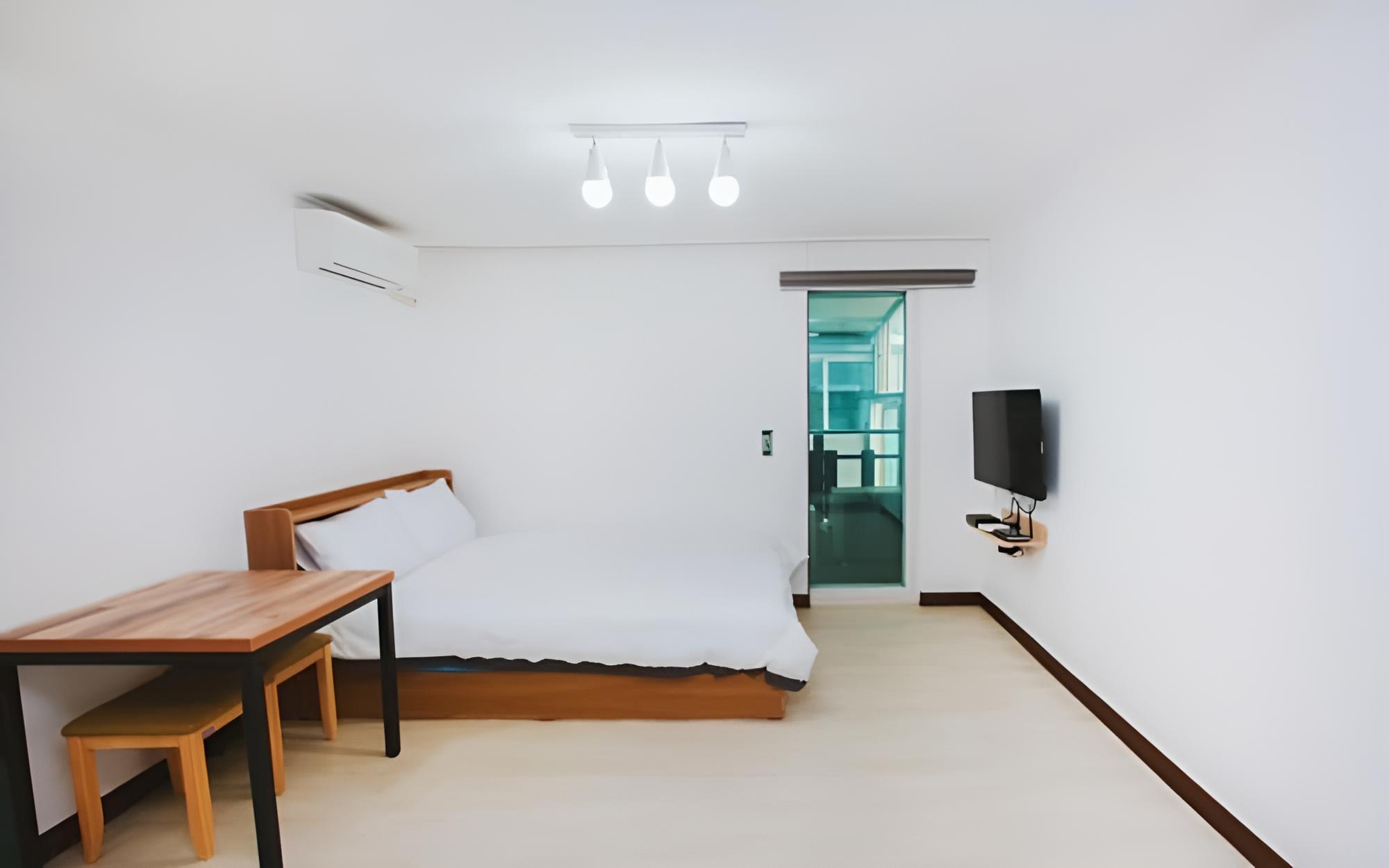 Room (Sky B-dong Room 105)