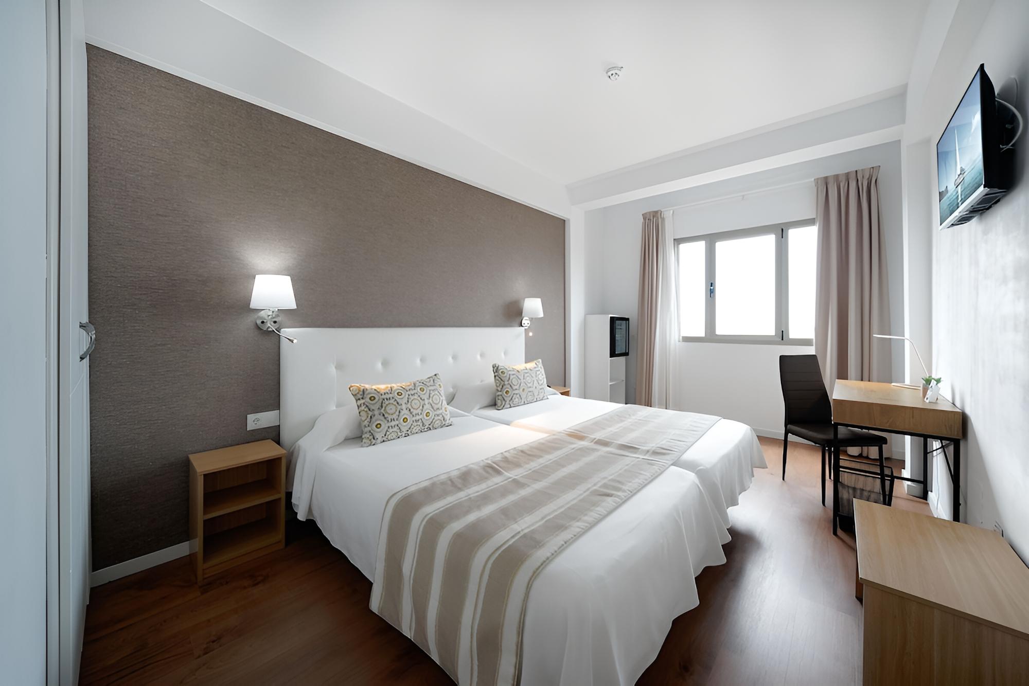 Standard Double or Twin Room thumbnail 6