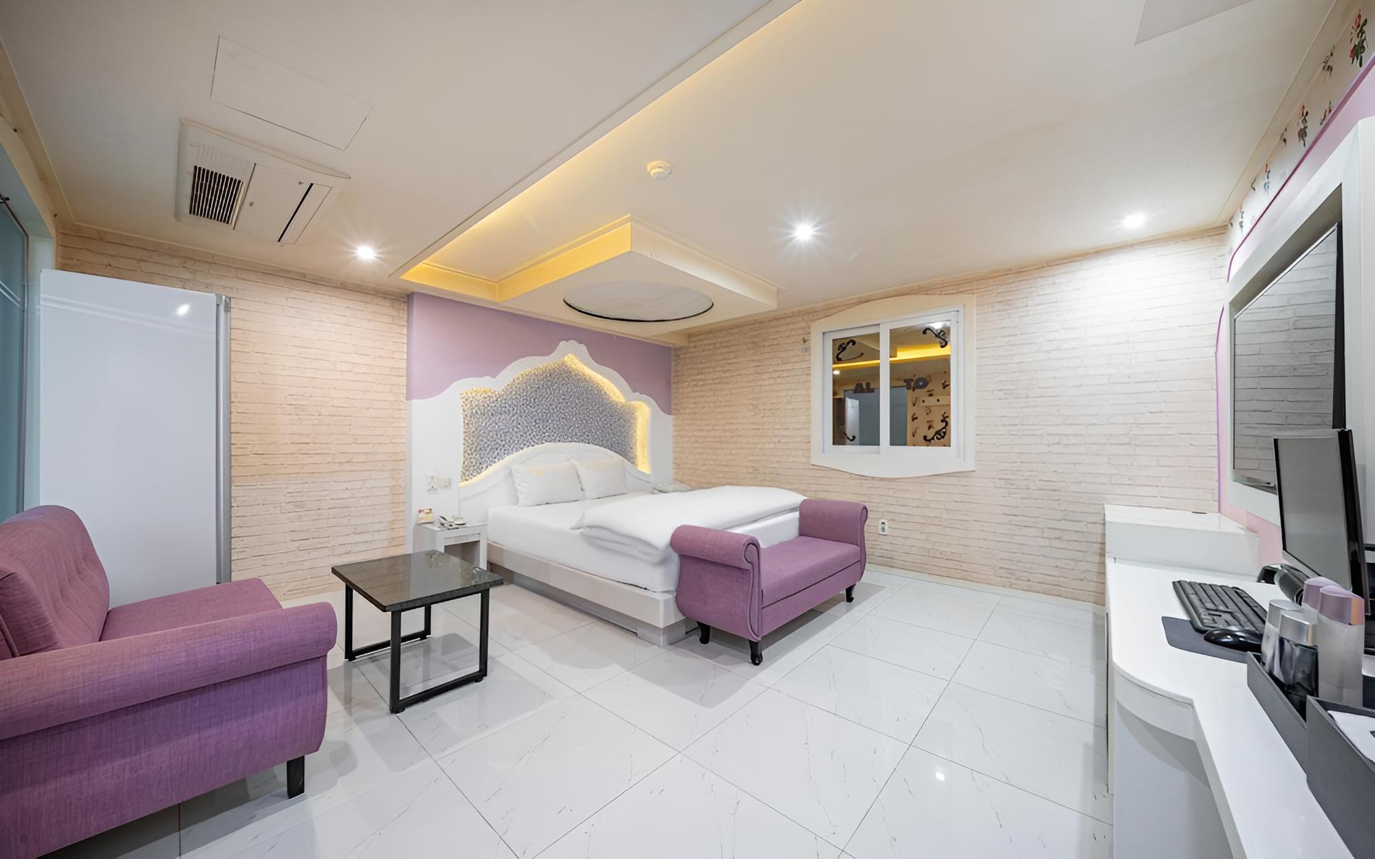 Room (Premium (latest bedding/mattress repl)