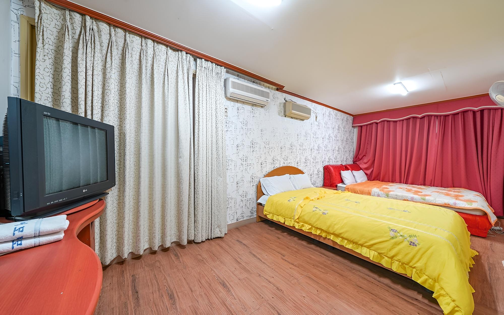 Room (Twin)