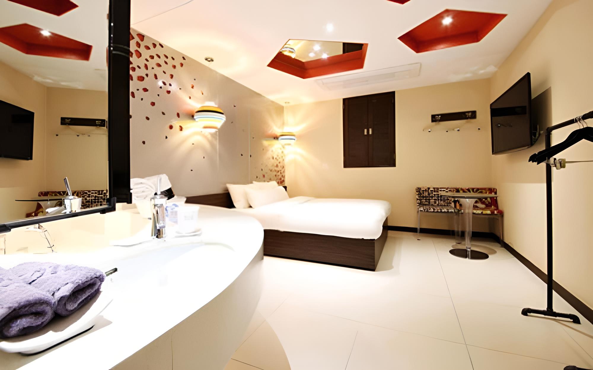 Room (Standard Double (22:00 Check-In))