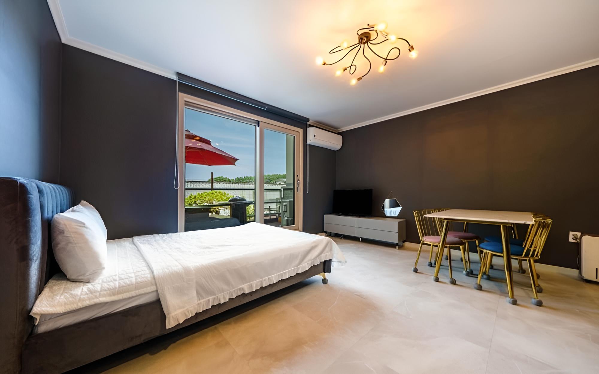Room (Room 101)