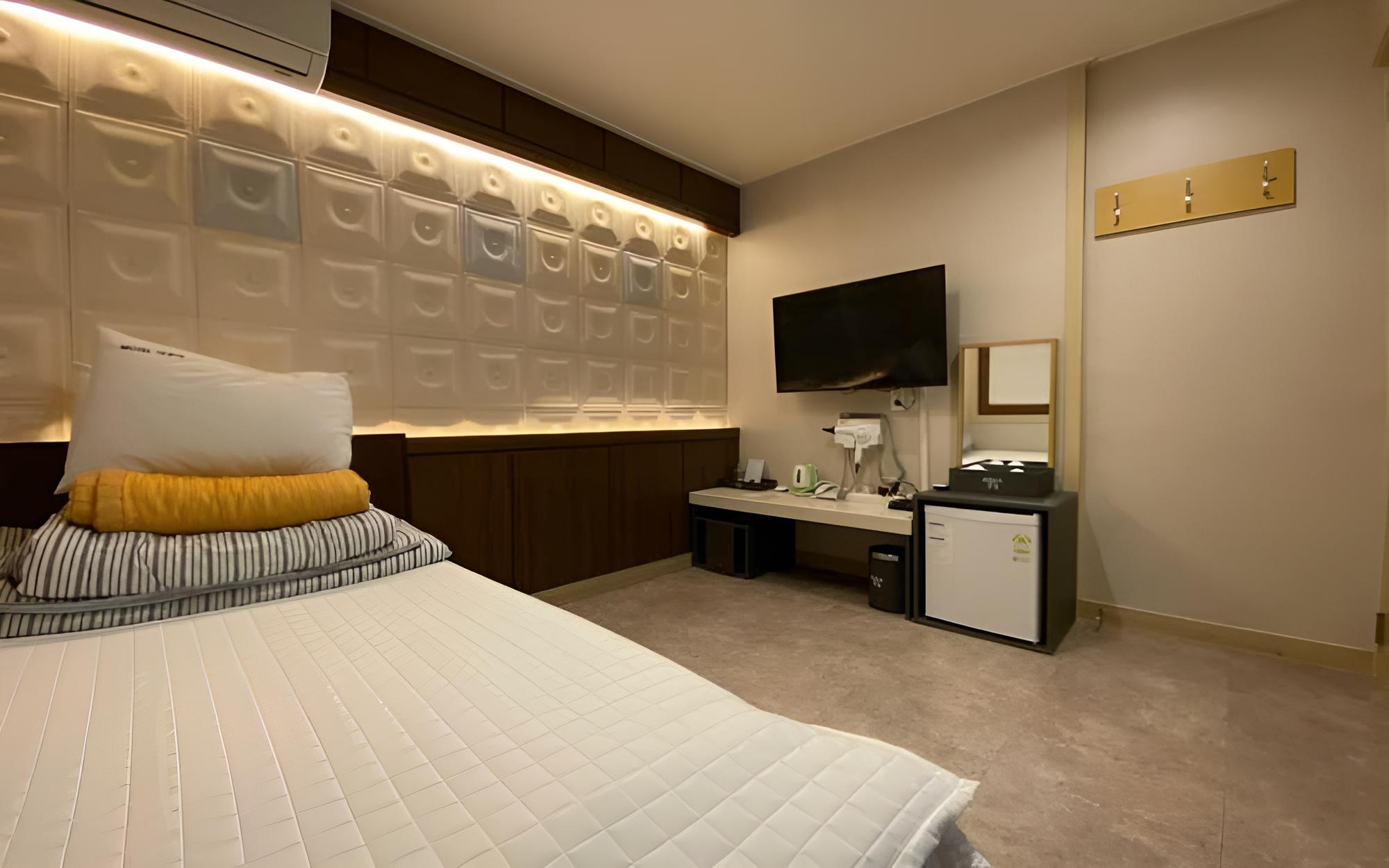 Room (One-person bedroom (Netflix available) photo 2