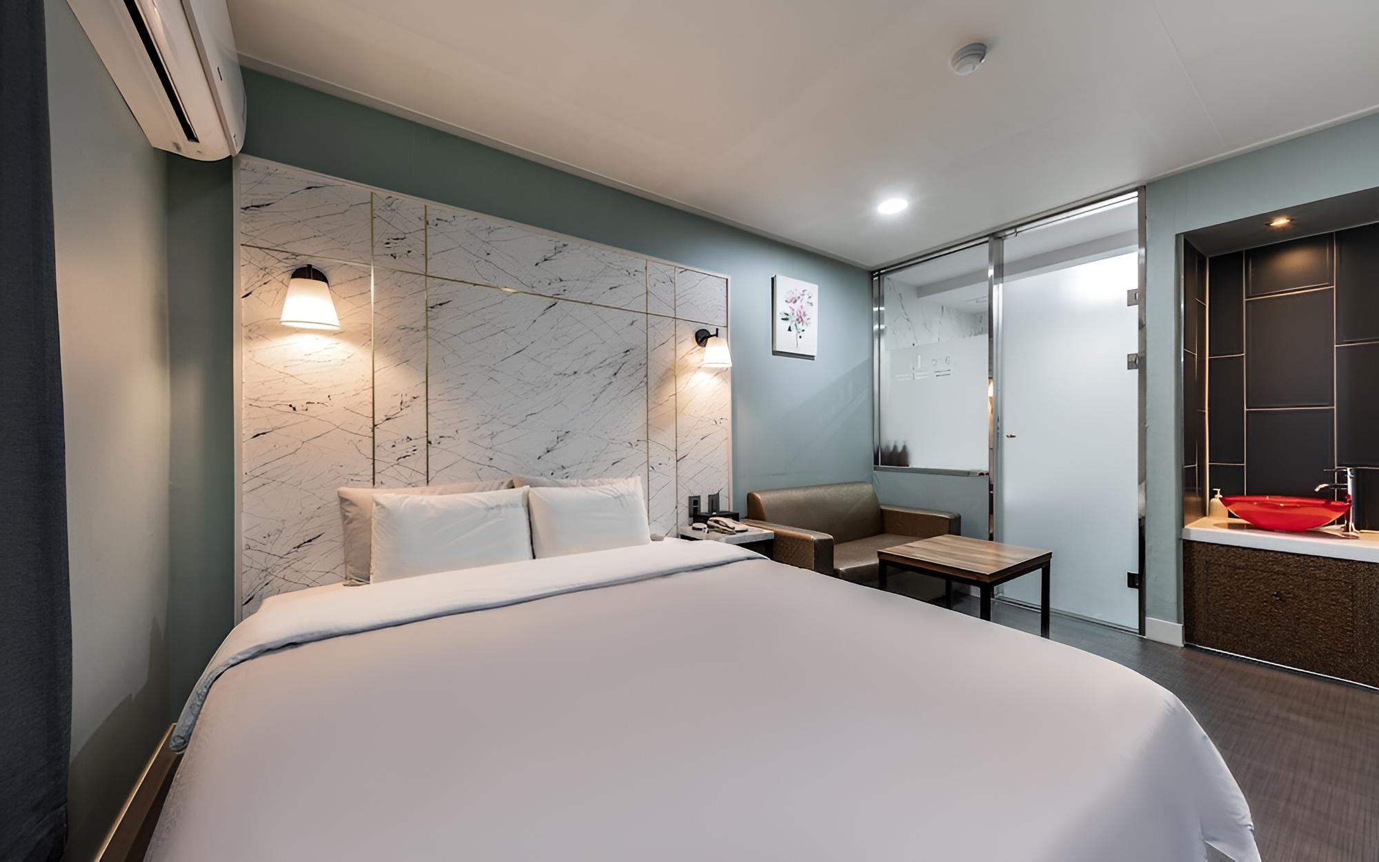 Room (Premium (additional charge for consec)